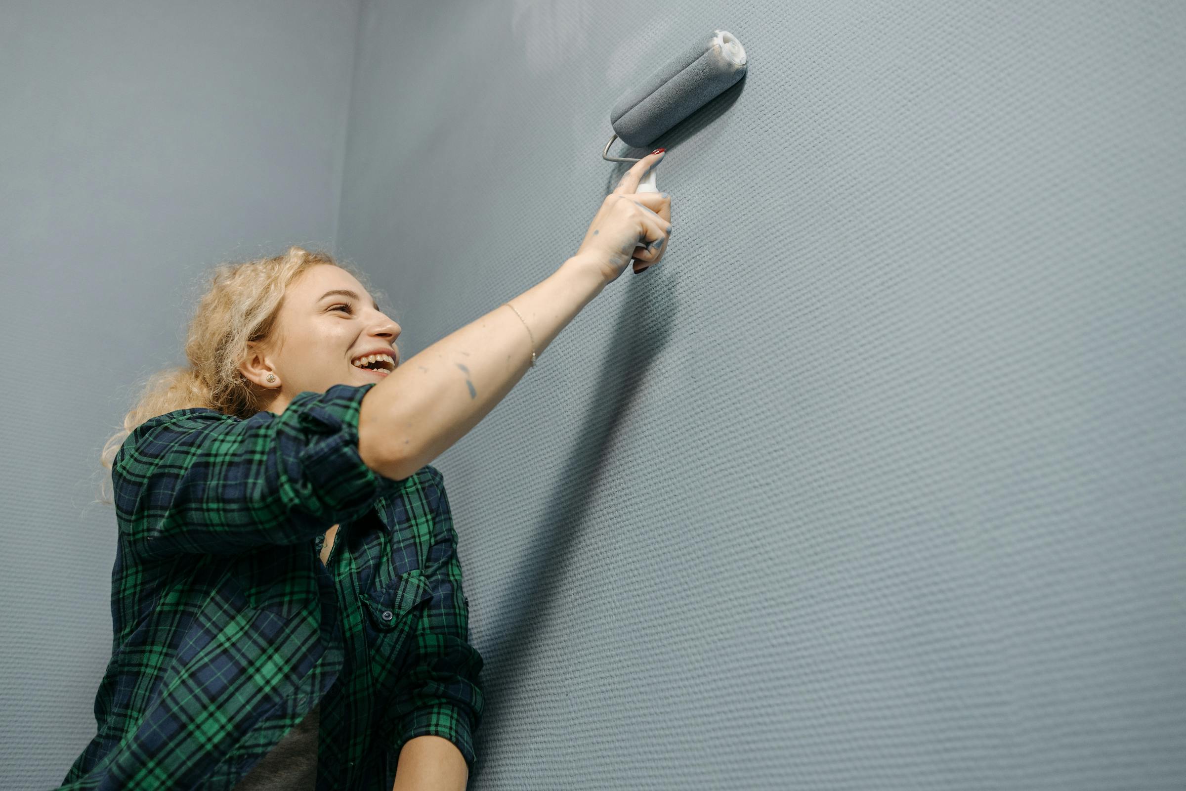 Une femme en train de peindre un mur | Source : Pexels