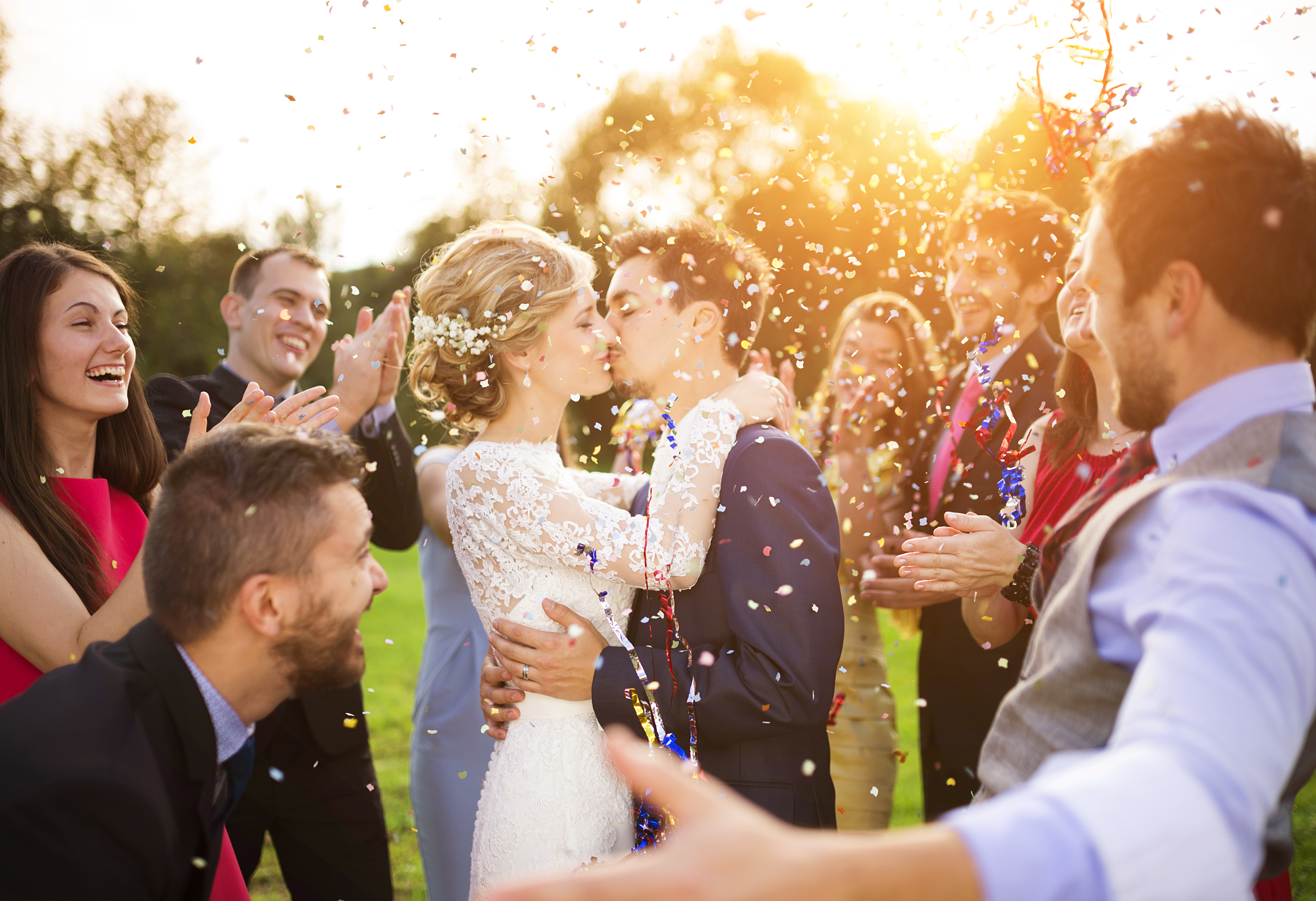 Un couple marié en train de s'embrasser | Source :  Shutterstock