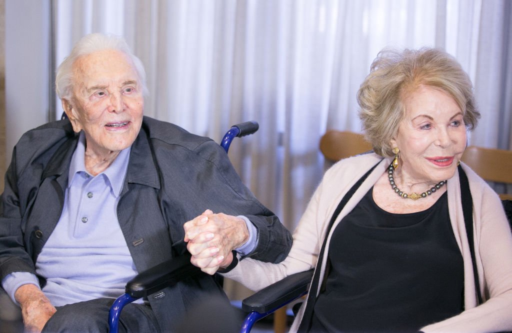 Kirk Douglas et sa femme Anne Douglas se tenant la main. | Photo : Getty Images
