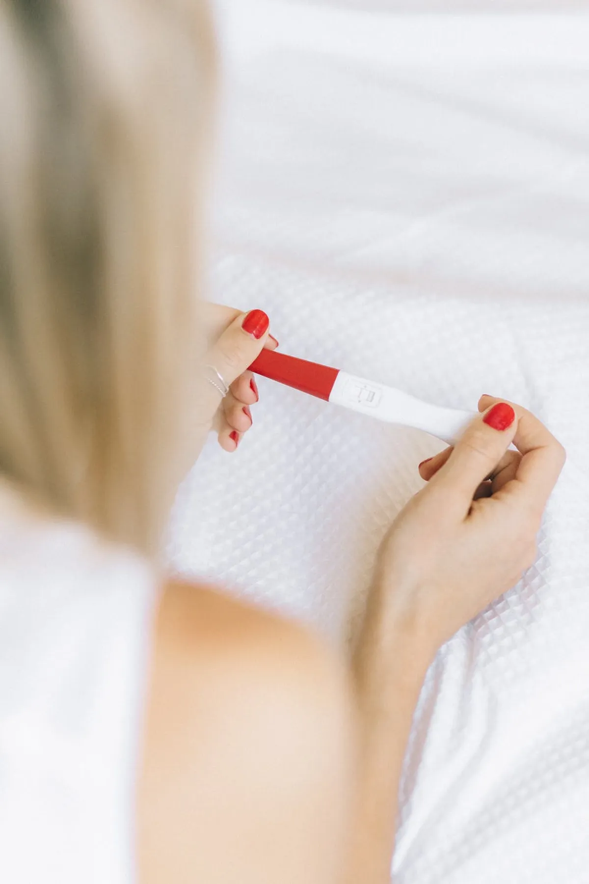 Fille avec un test de grossesse | Source : Pexels