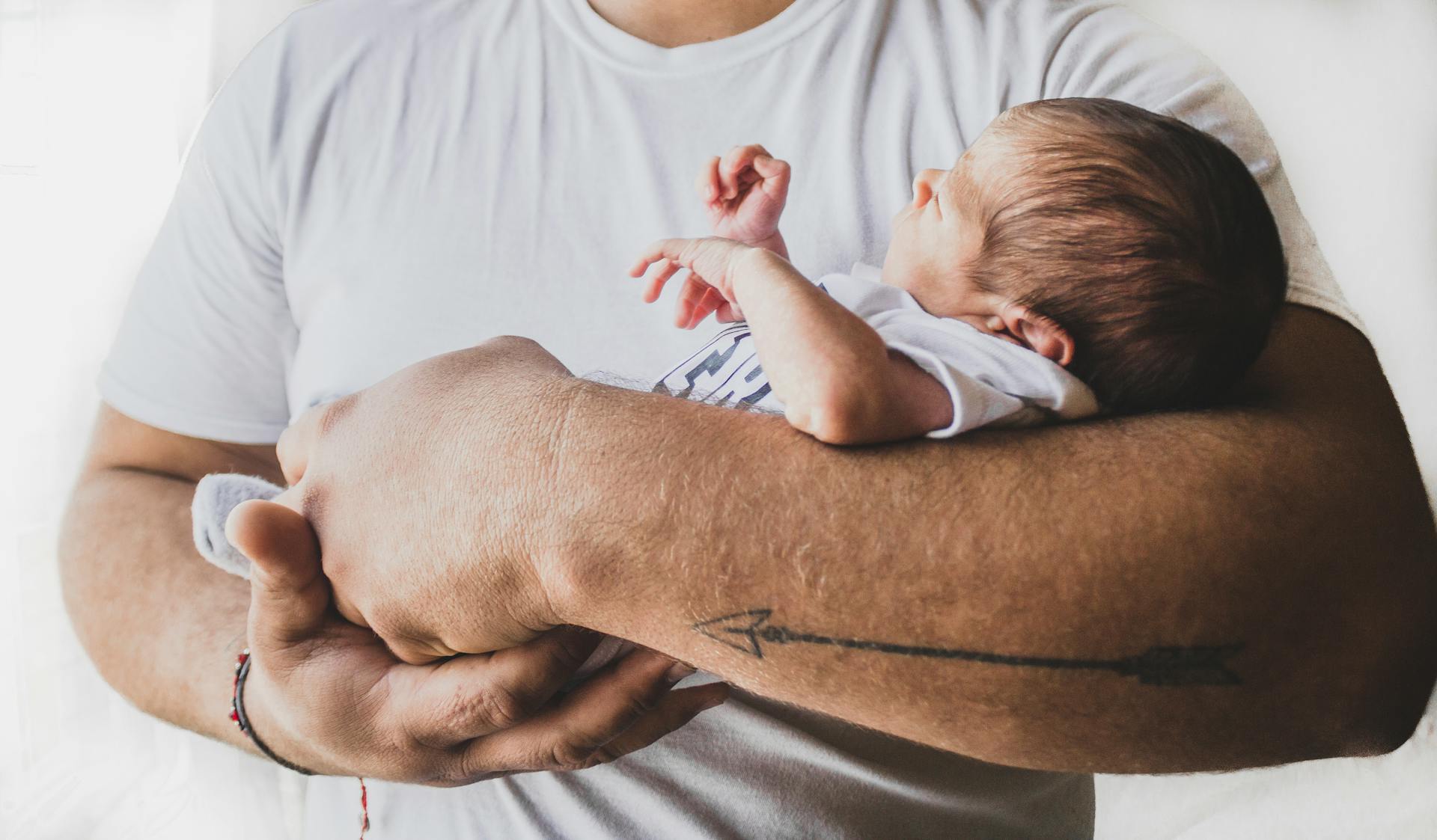 Un homme tenant un nouveau-né | Source : Pexels