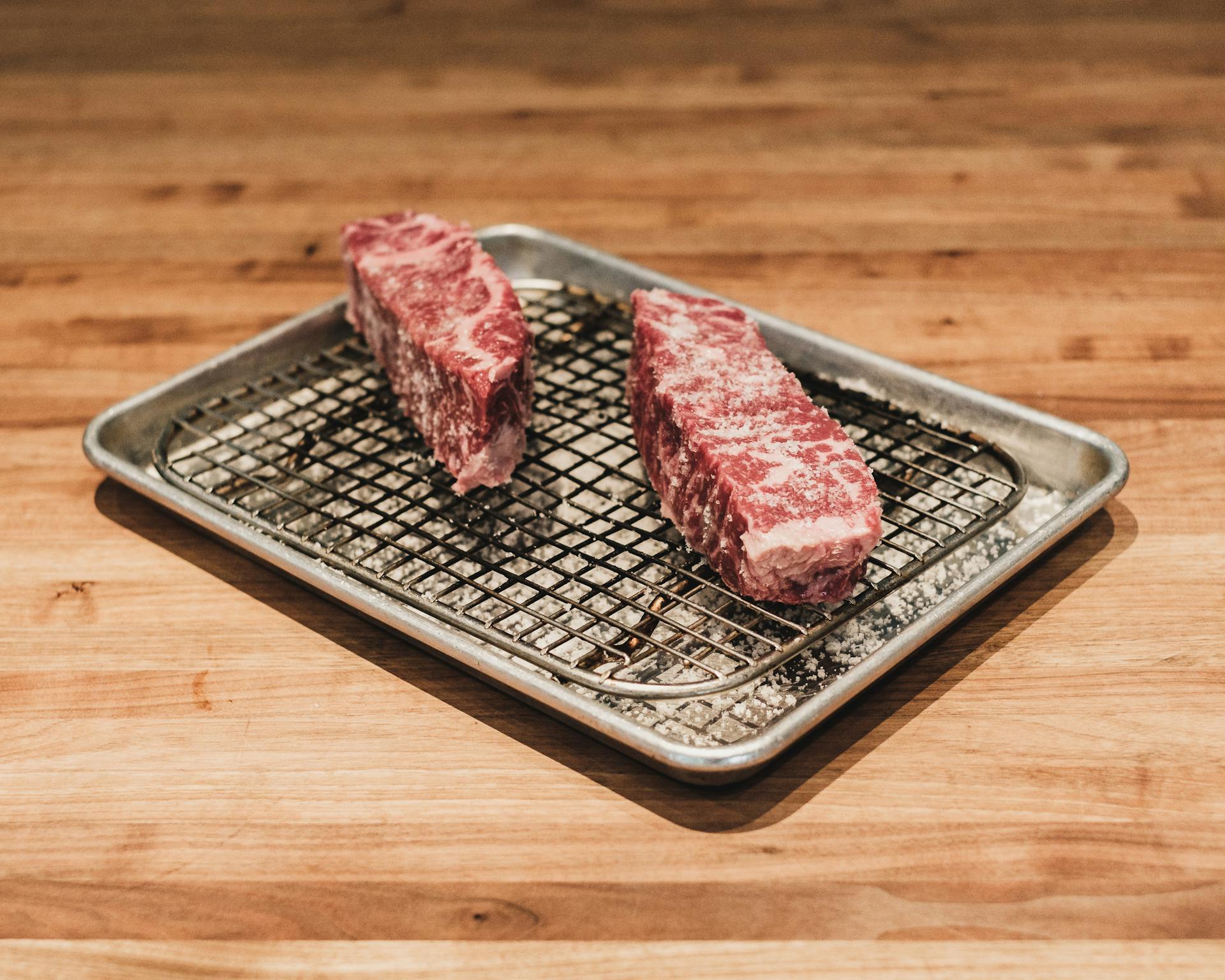 Deux morceaux de bœuf Wagyu sur un plateau de grillade | Source : Pexels