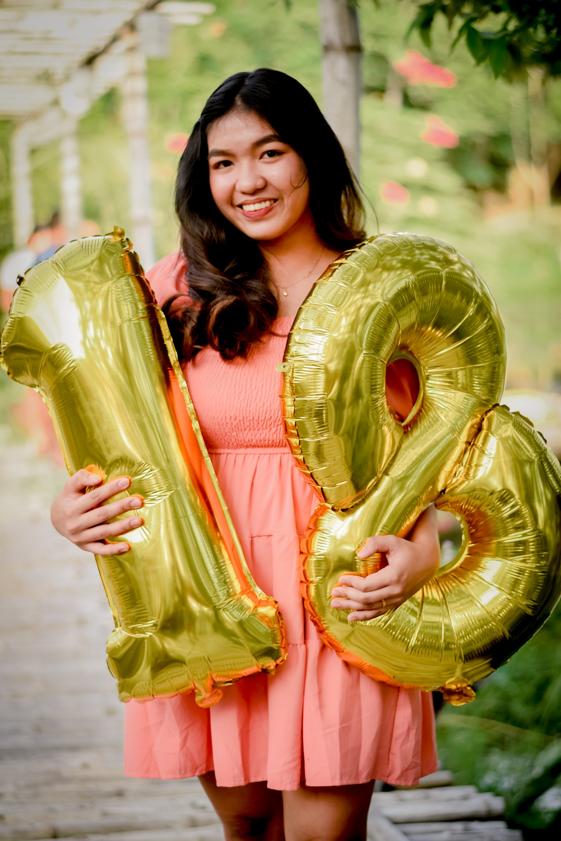 Une jeune fille pose avec des ballons le jour de son 18e anniversaire | Source : Pexels