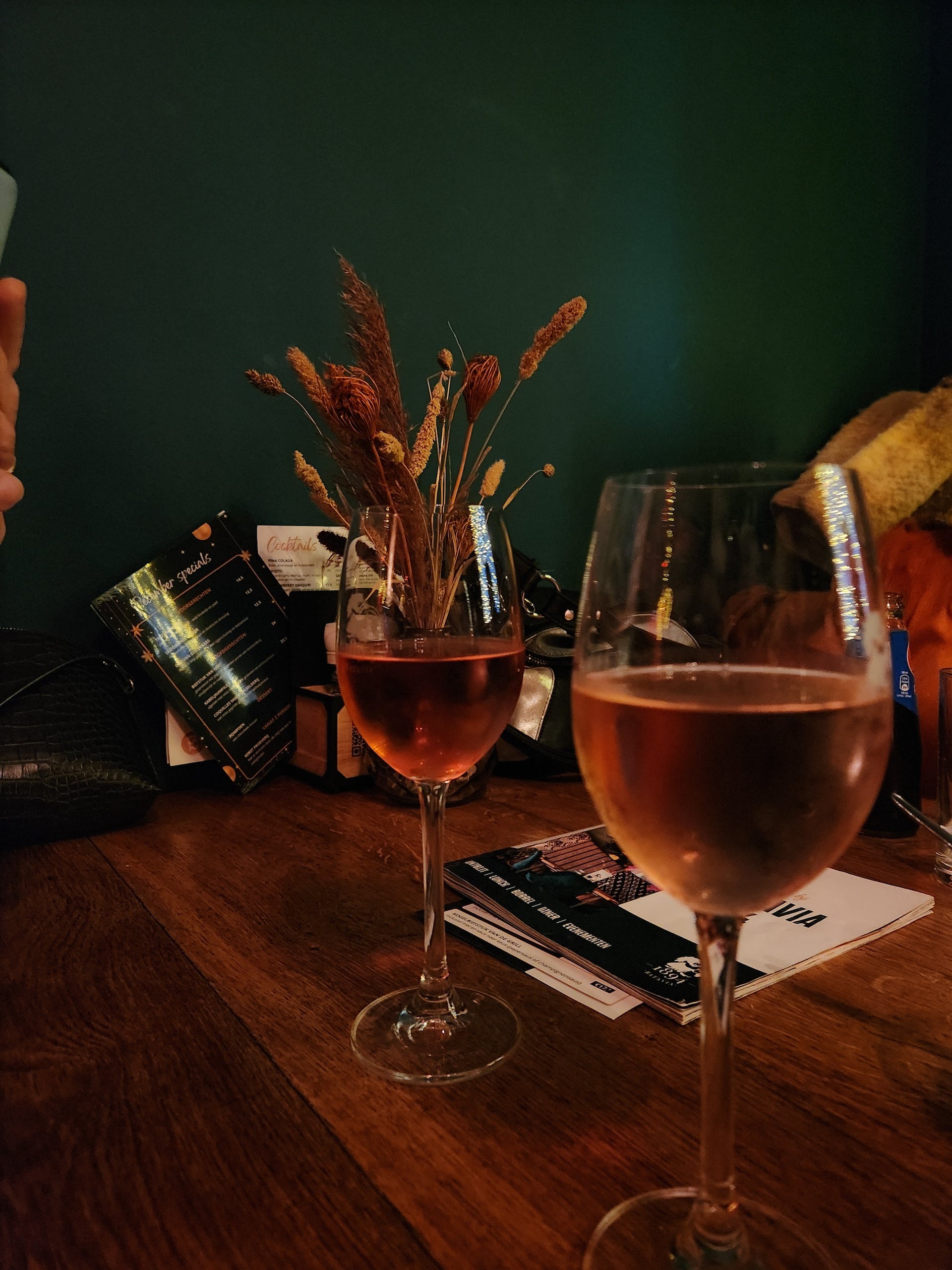 Verres de vin sur une table | Source : Pexels