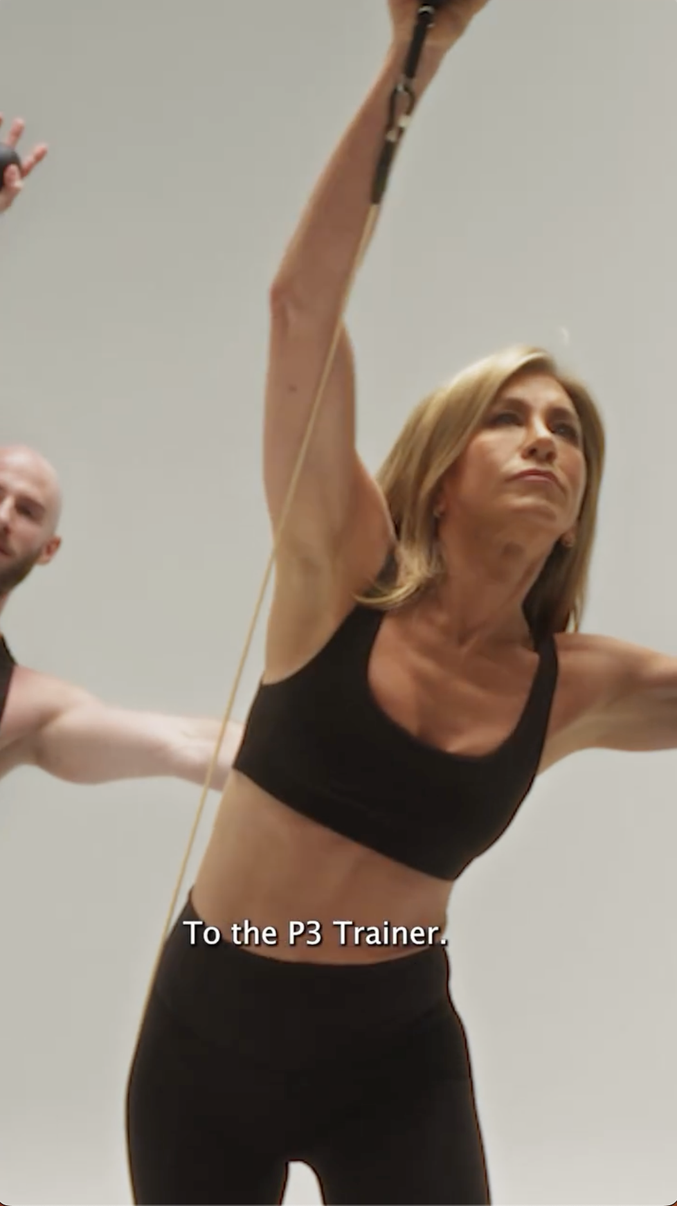 Jennifer Aniston utilise le P3 Trainer, en étendant ses bras pour cibler son dos, ses épaules et son tronc | Source : Instagram/pvolve