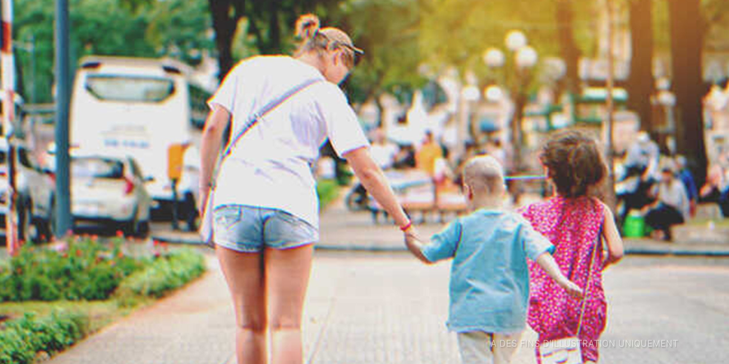 Une maman qui emmène ses enfants en promenade | Photo : Shutterstock