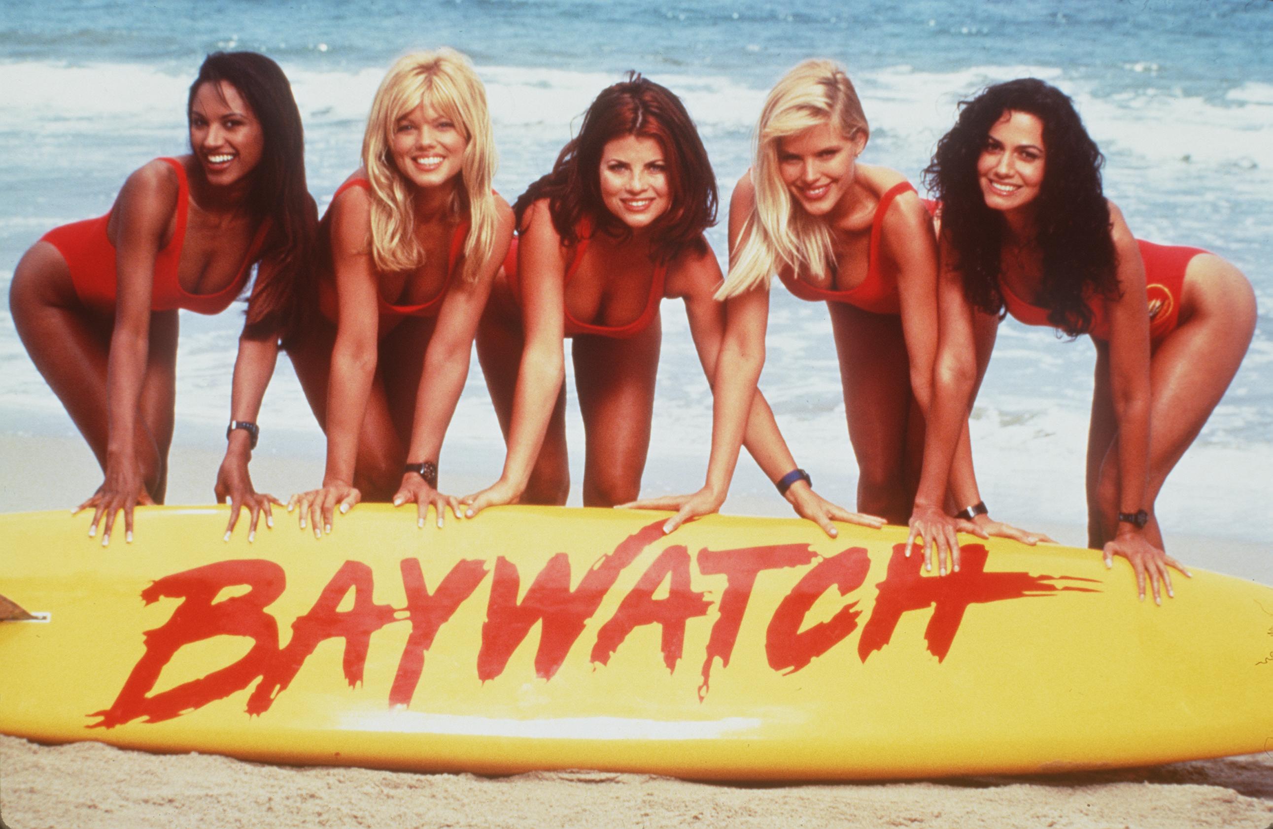 De gauche à droite : Traci Bingham, Donna D'Errico, Yasmine Bleeth, Gena Lee Nolin et Nancy Valen sur le plateau de tournage d'"Alerte à Malibu", 1999 | Source : Getty Images
