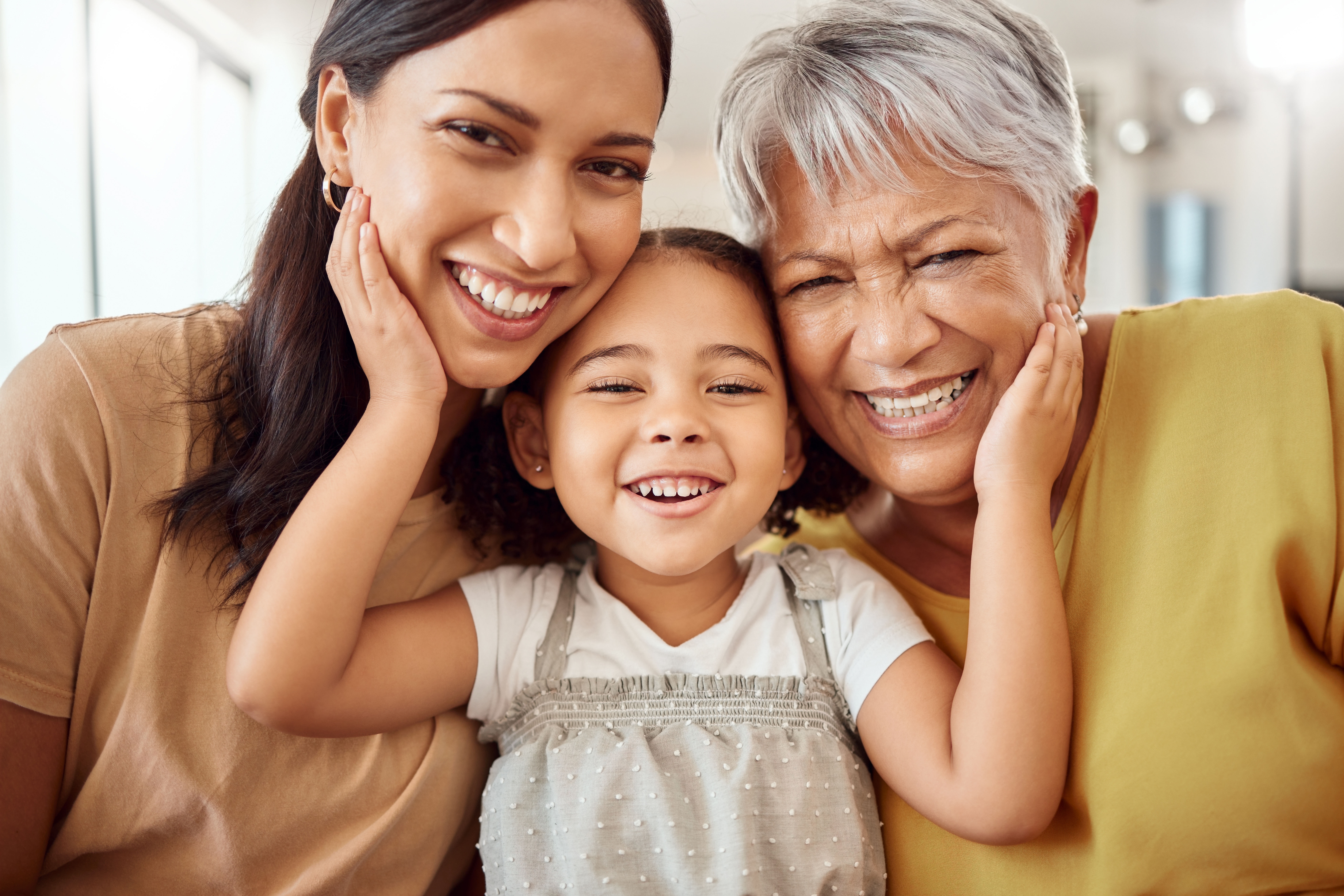 Trois générations de femmes souriantes | Source : Shutterstock