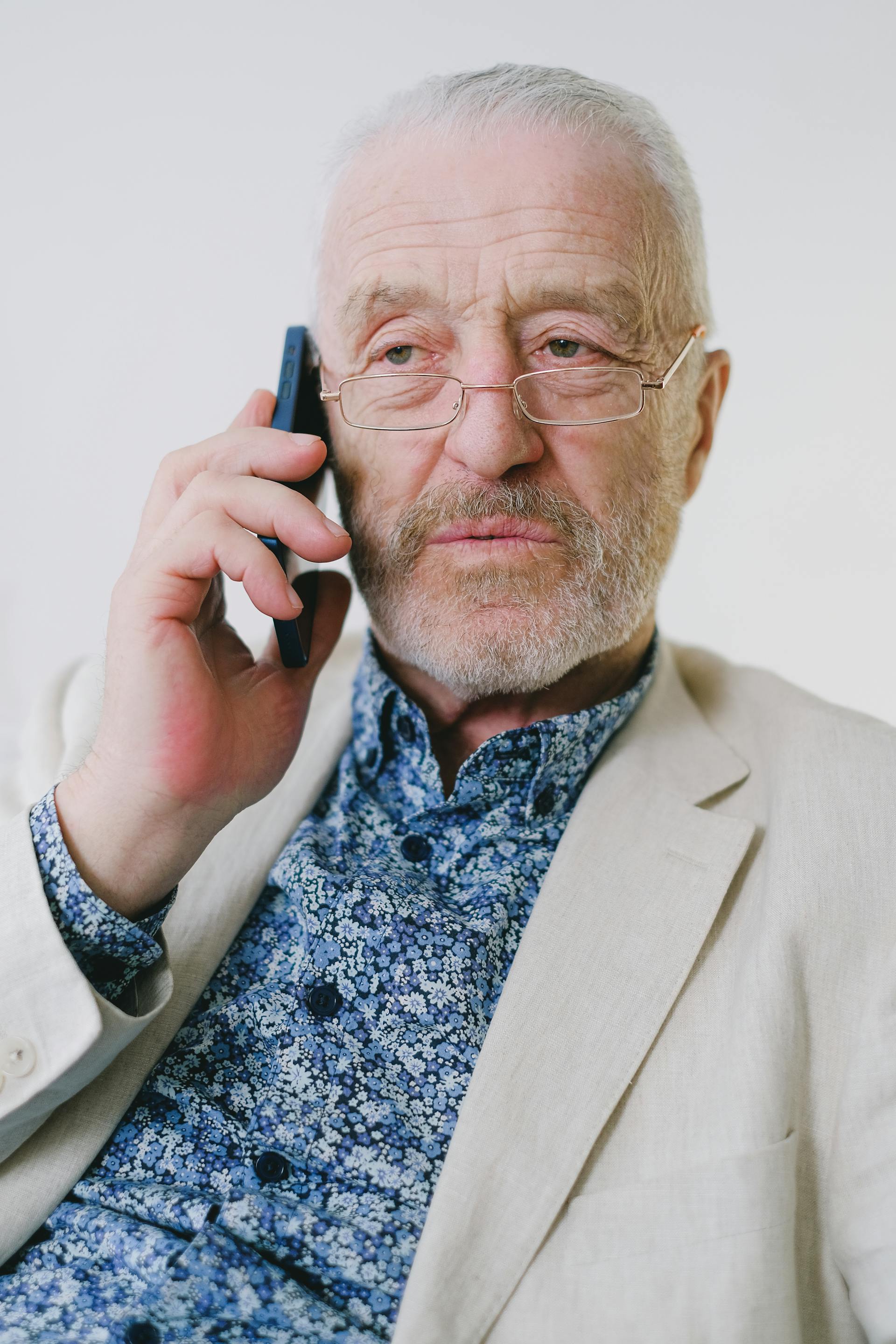 Un homme qui passe un appel téléphonique | Source : Pexels