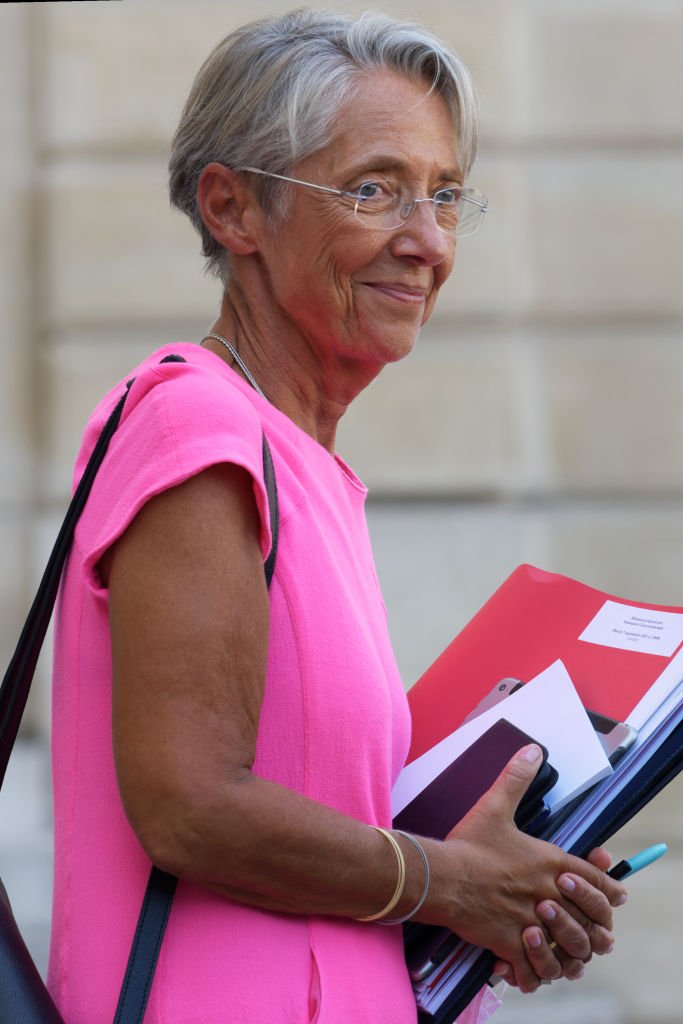 Elisabeth Borne quitte le palais présidentiel de l'Elysée après le Conseil des ministres - 8 septembre 2021, Paris. | Photo : Getty Images