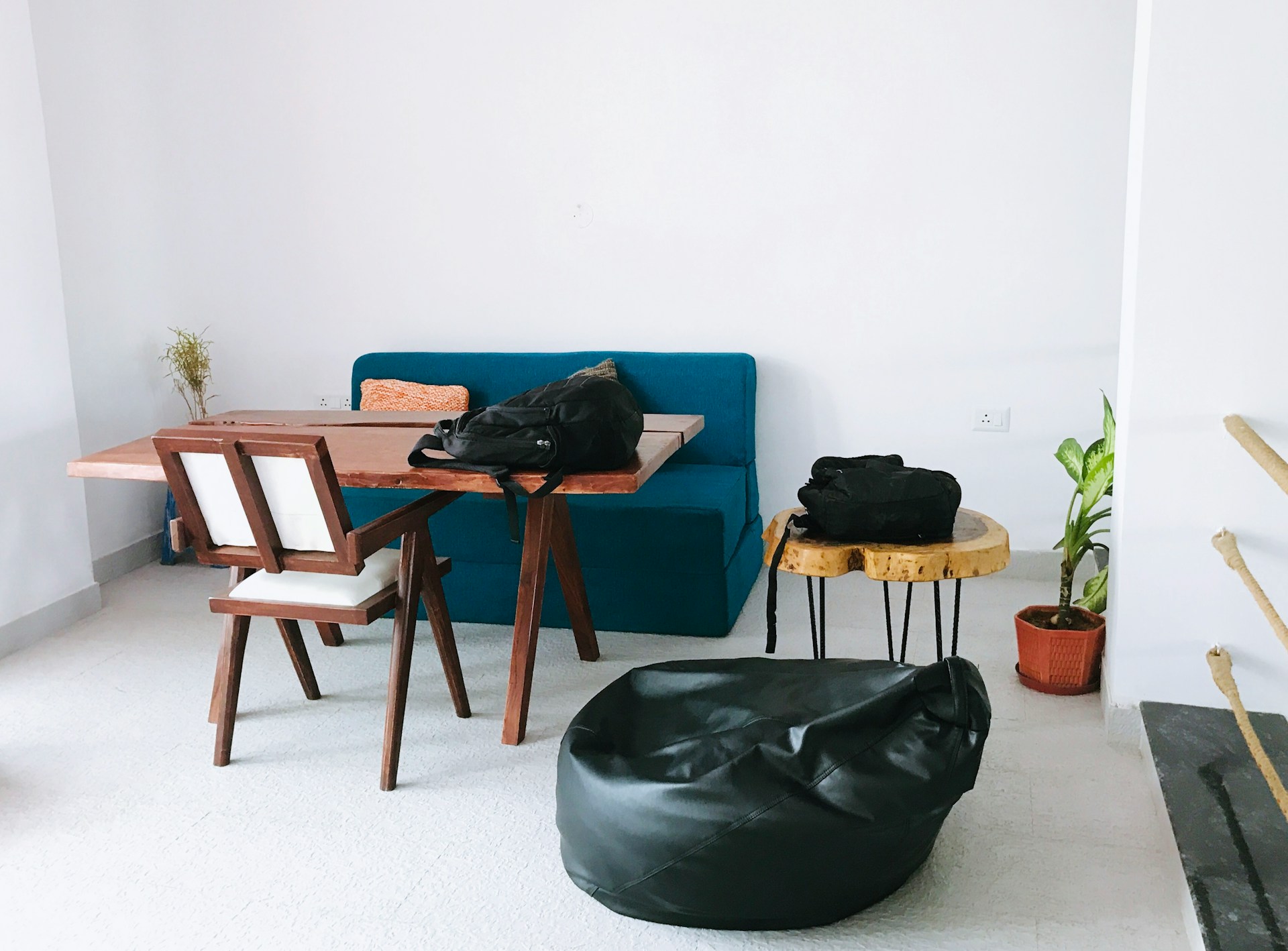 Un pouf noir dans une pièce | Source : Unsplash