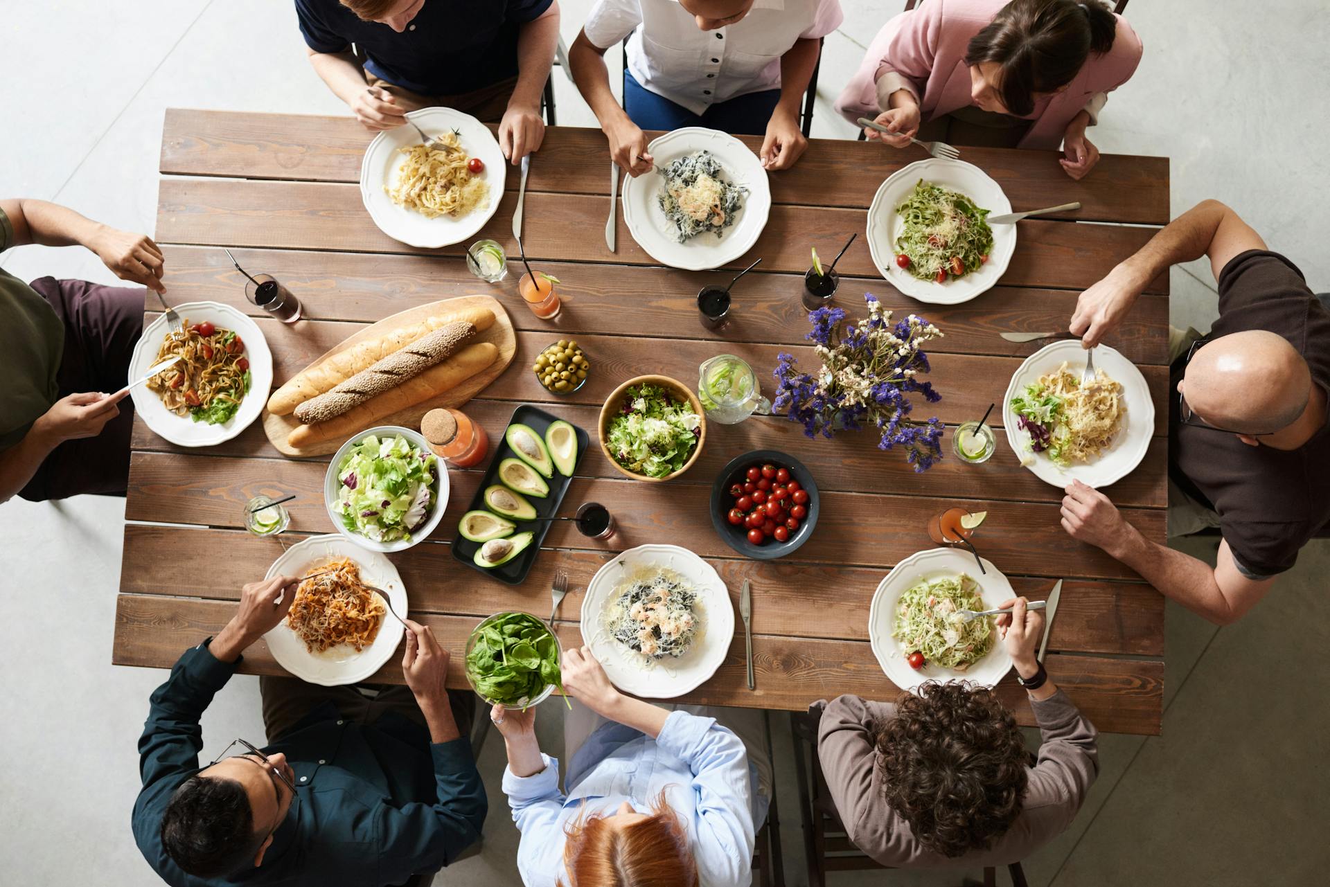 Une famille partageant un repas | Source : Pexels