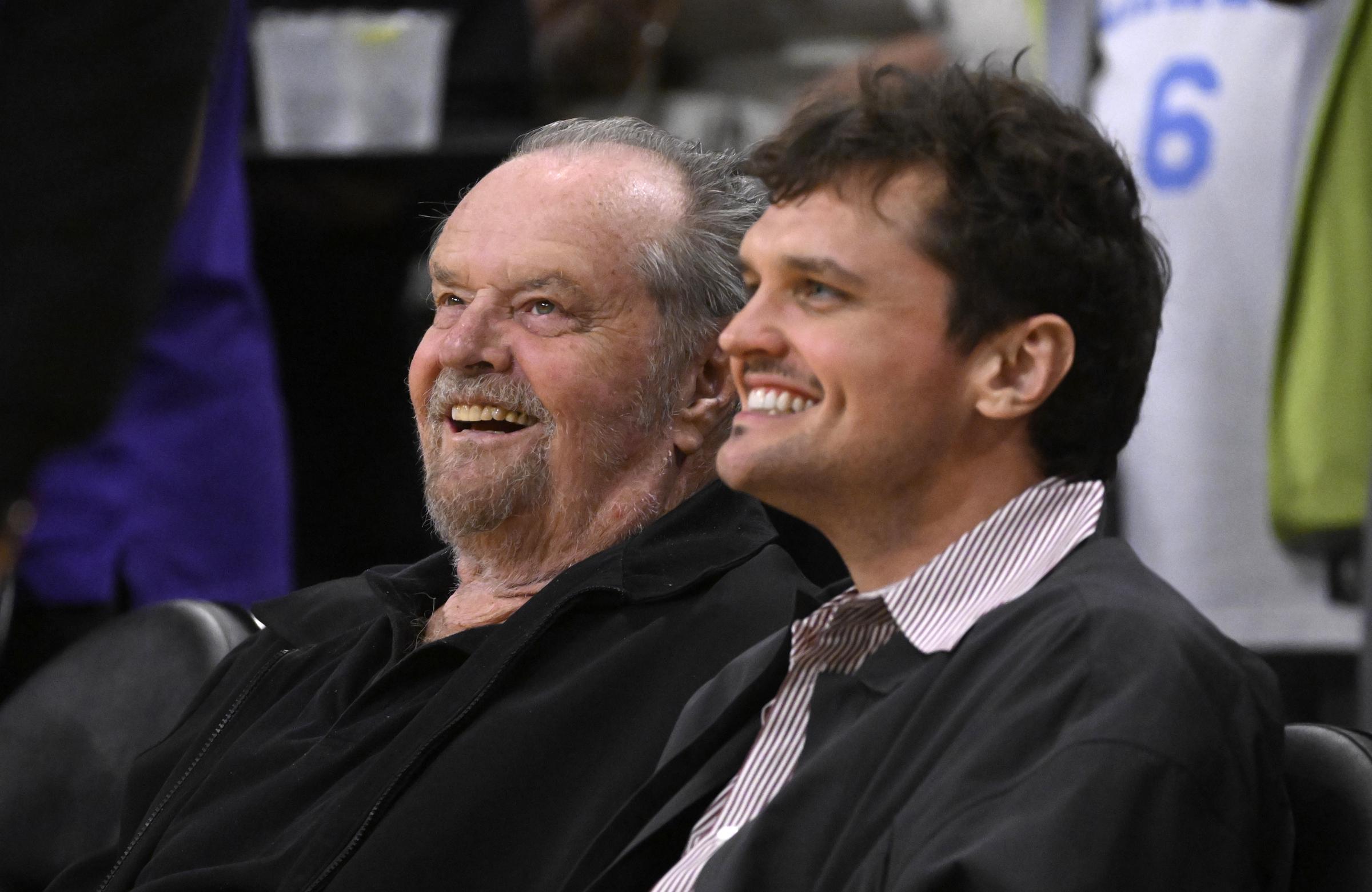 Jack Nicholson et Ray Nicholson avant le match 6 d'une demi-finale de la Conférence Ouest de basket-ball des séries éliminatoires de la NBA entre les Lakers de Los Angeles et les Warriors de Golden State à Los Angeles, le vendredi 12 mai 2023 | Source : Getty Images