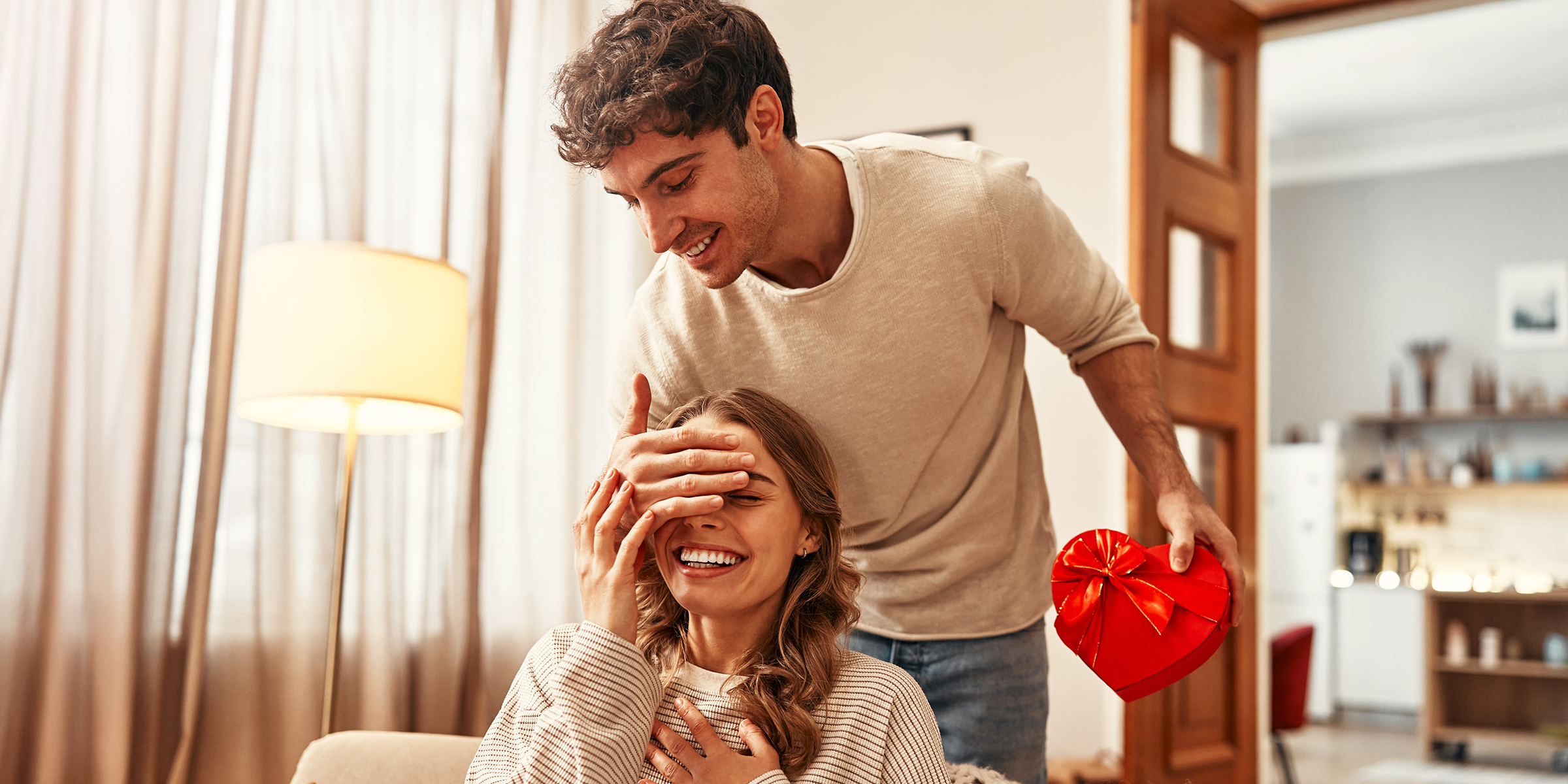 Un homme offrant un cadeau à une femme | Source : Shutterstock