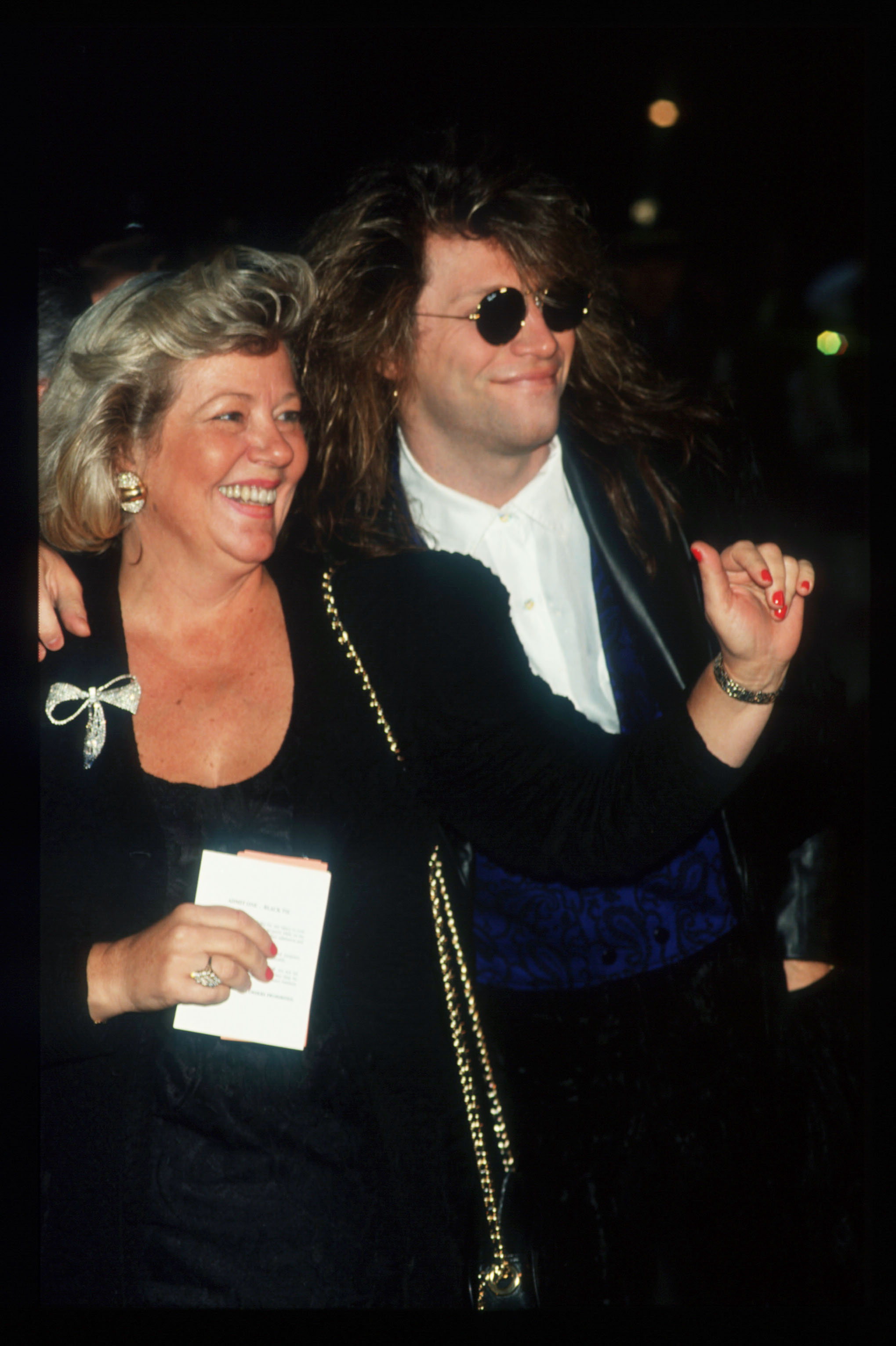 Le musicien et sa mère assistent à la cérémonie des Grammy Awards, le 20 février 1991, à New York. | Source : Getty Images