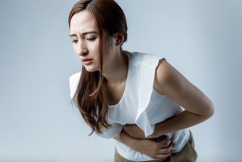 Une femme ayant des maux de ventre. l Source : Shutterstock