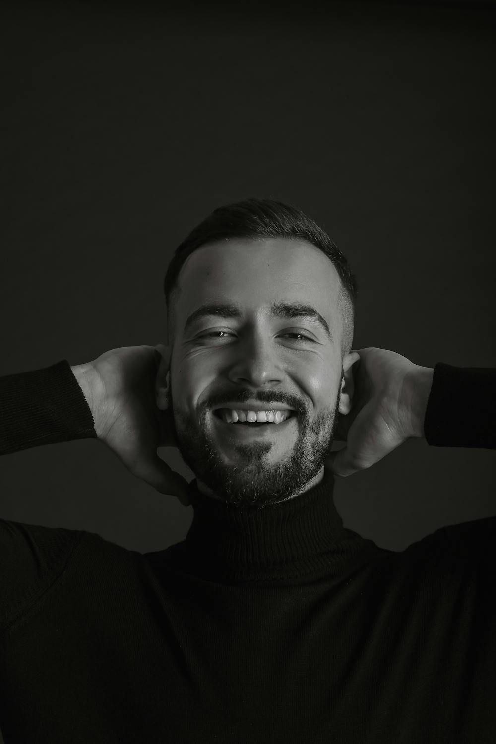 Un homme au sourire léger | Source : Pexels