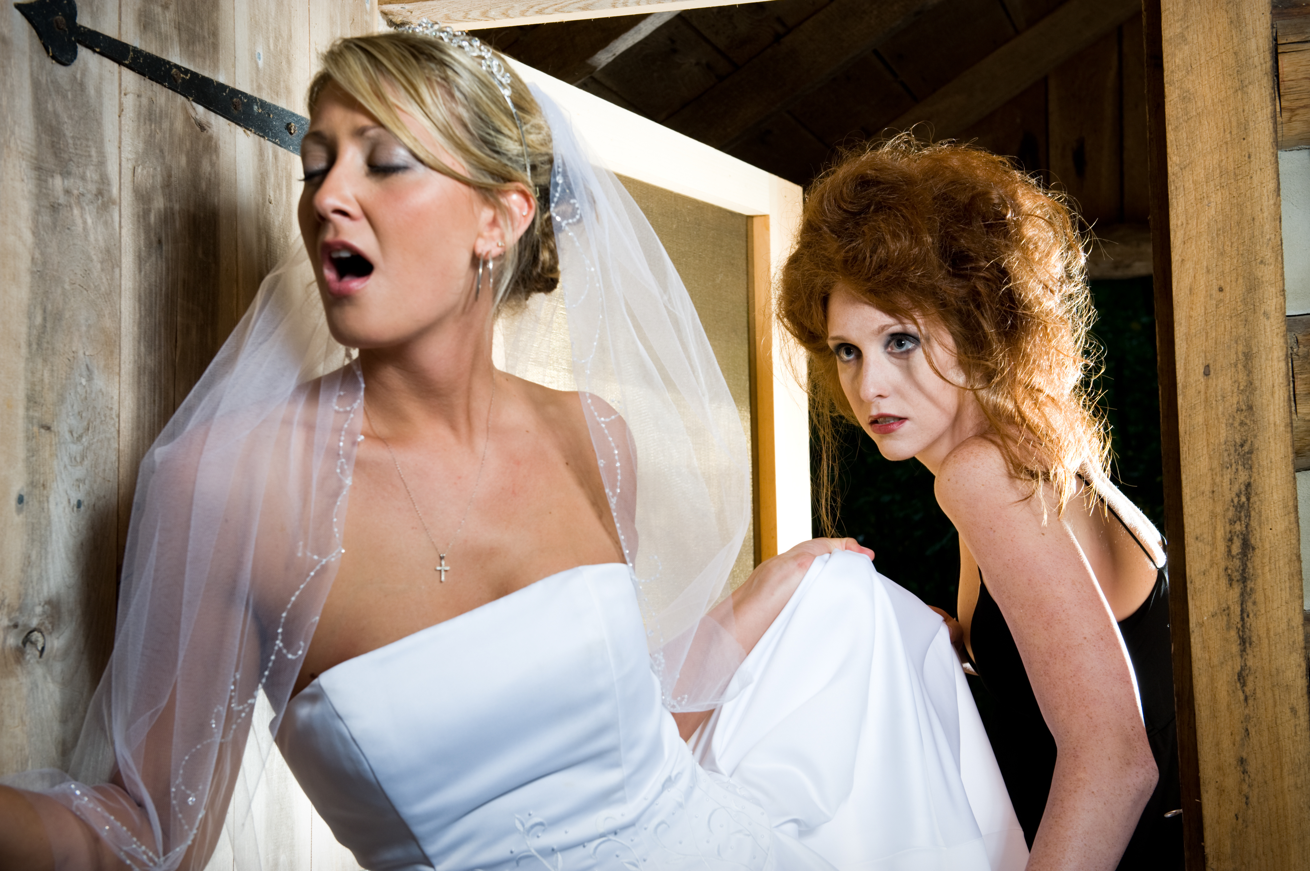 Une femme qui regarde fixement une mariée stressée | Source : Getty Images