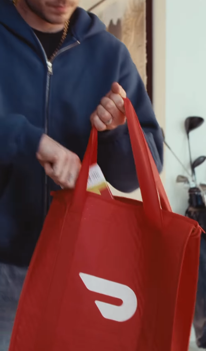 Dans cette pub, on voyait Brooklyn offrir ses billets pour la Coupe du monde dans le cadre d'une promo DoorDash. La campagne a ensuite suscité des réactions mitigées sur Internet. | Source : Instagram/brooklynpeltzbeckham