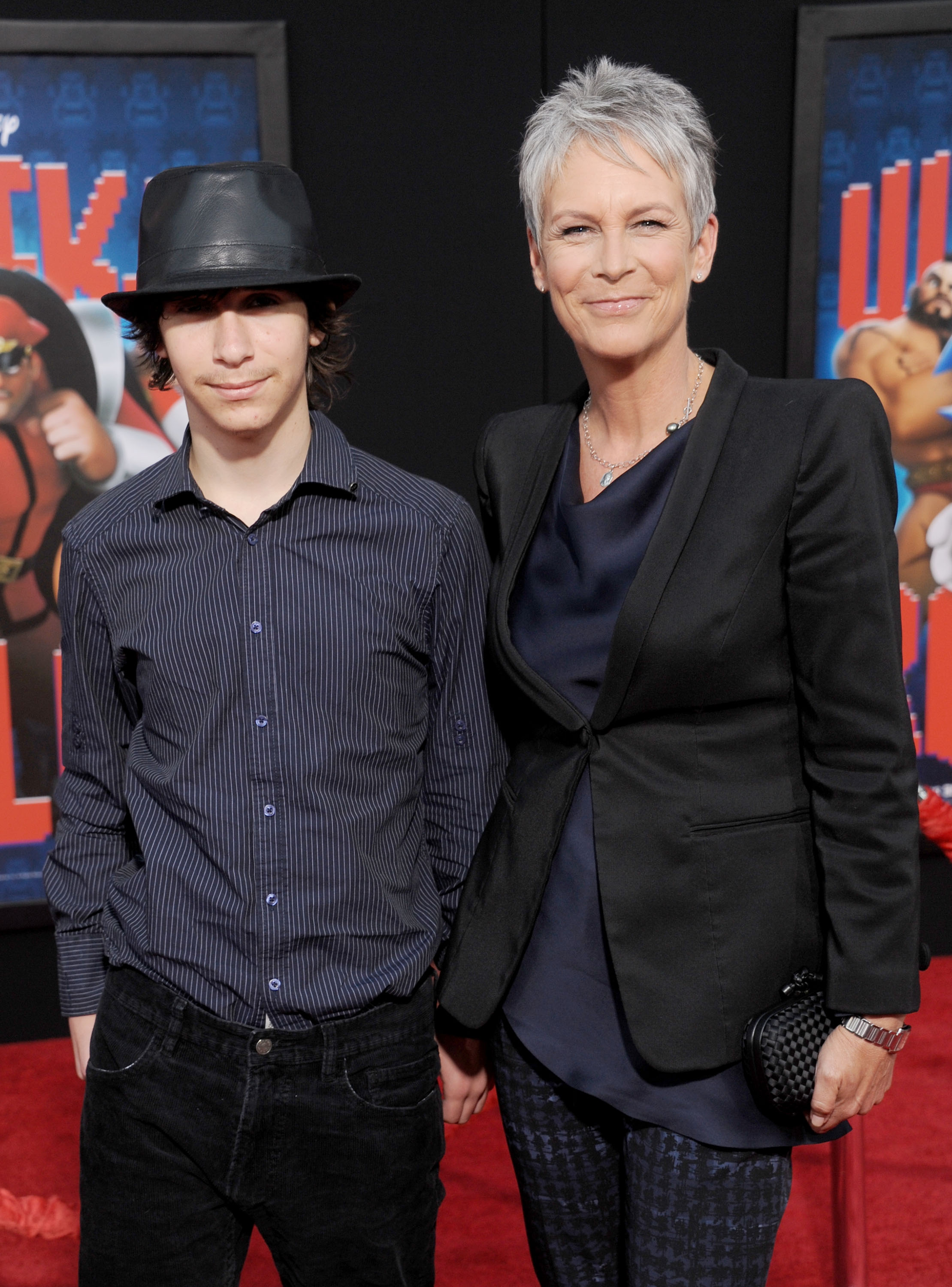Jamie Lee Curtis et son fils, avant sa transition, arrivent à la première de "Wreck-It Ralph" à Los Angeles, au théâtre El Capitan, le 29 octobre 2012, à Hollywood, en Californie | Source : Getty Images