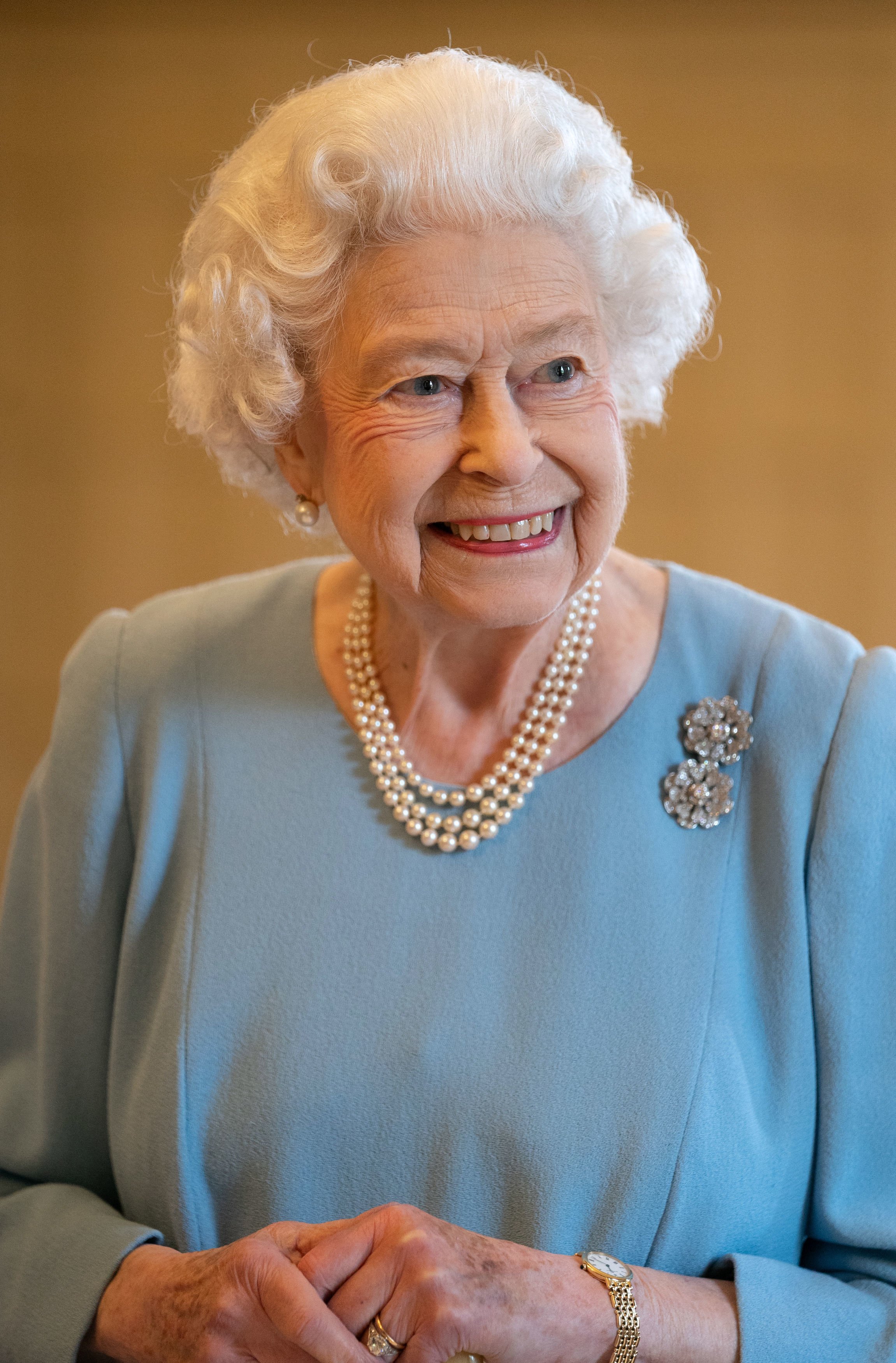 La reine Elizabeth II est photographiée rayonnante lors d'une réception dans la salle de bal de Sandringham House le 5 février 2022 à King's Lynn, en Angleterre | Source : Getty Images