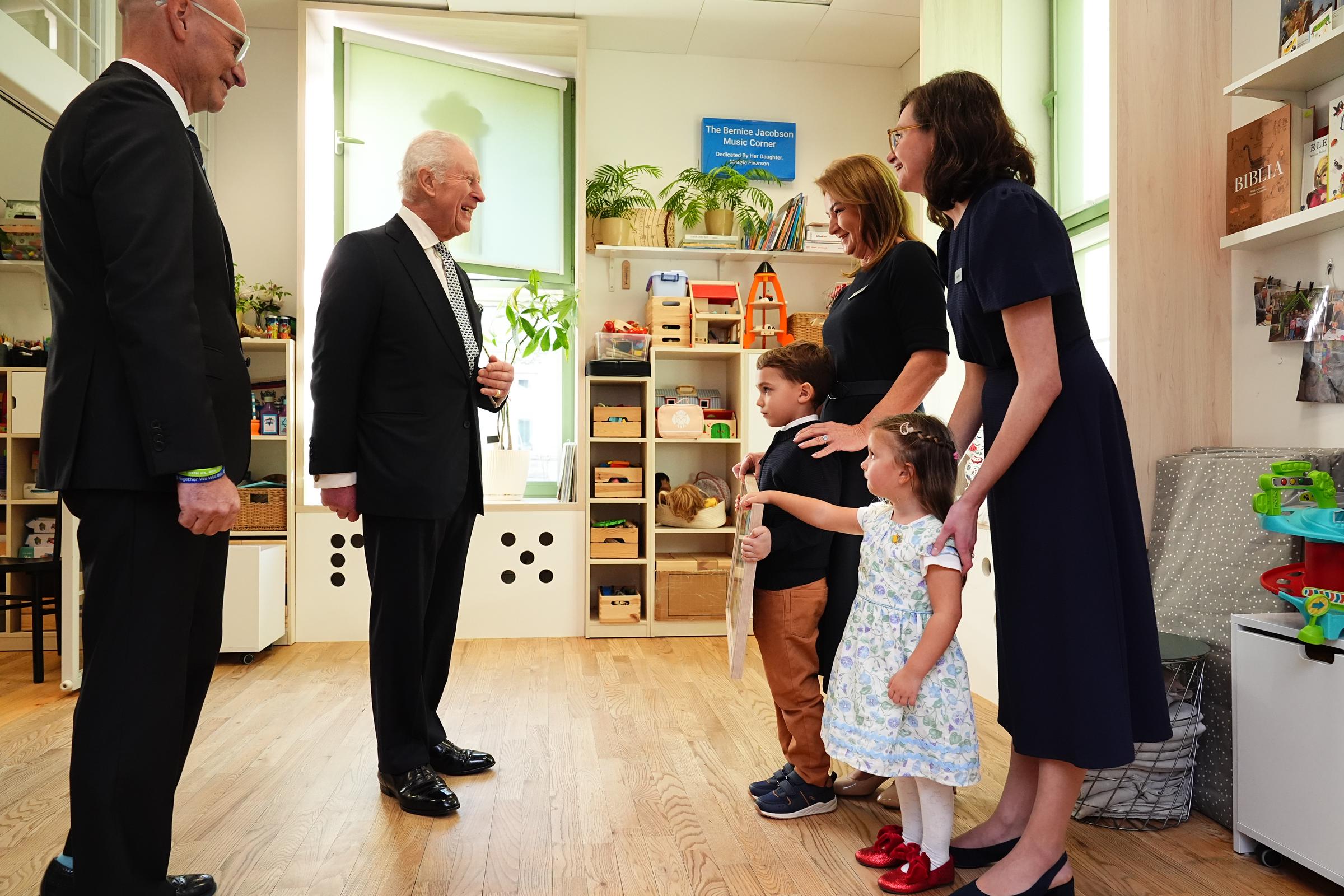 Le roi Charles III reçoit une peinture d'enfants le remerciant de sa visite au centre communautaire juif | Source : Getty Images