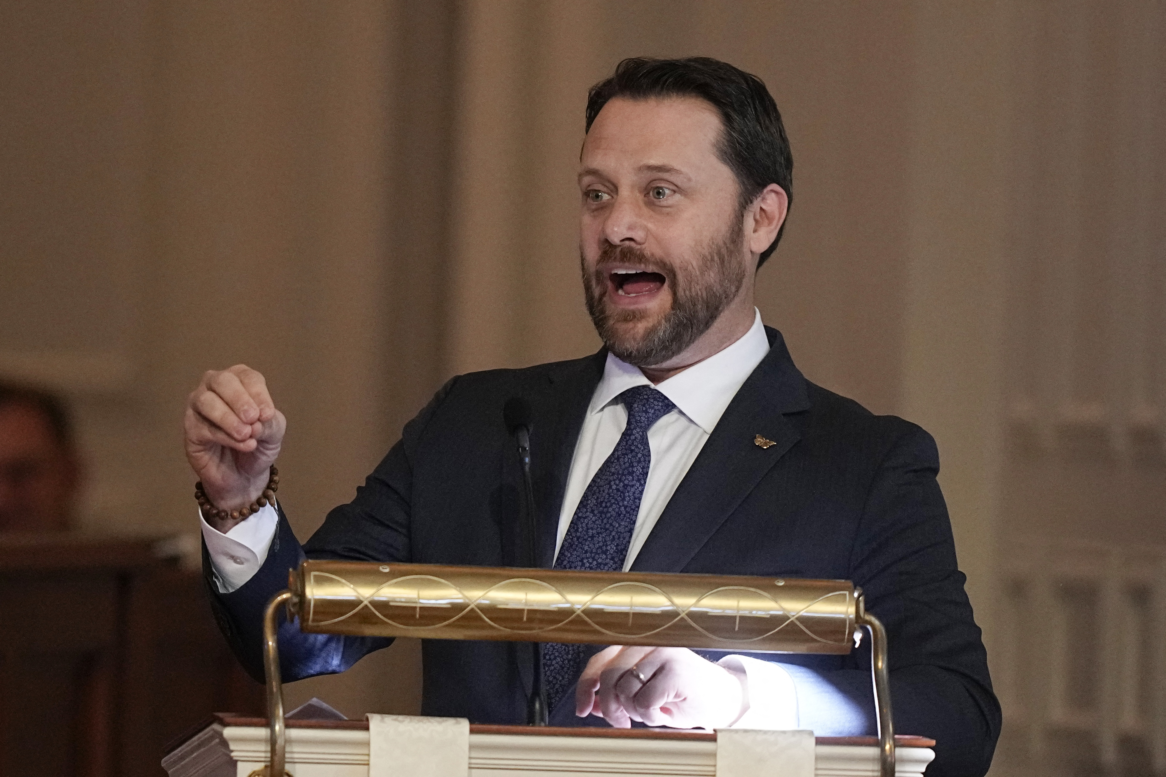 Jason Carter prend la parole lors de la cérémonie d'hommage à l'ancienne première dame des États-Unis, Rosalynn Carter, à Atlanta, en Géorgie, le 28 novembre 2023 | Source : Getty Images