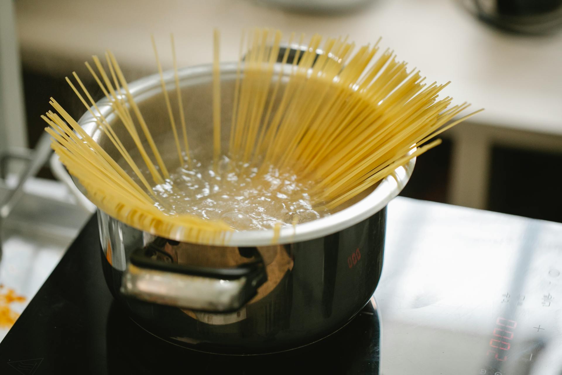 Spaghetti en train de cuire dans une casserole | Source : Pexels