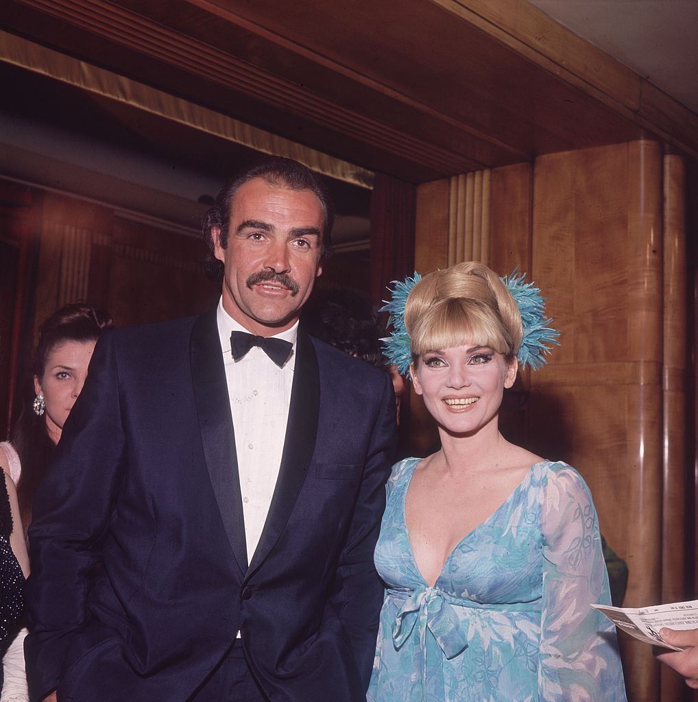 Sean Connery avec sa première femme Diane Cilento à la première du film "Vous ne vivez que deux fois". | Photo : Getty Images