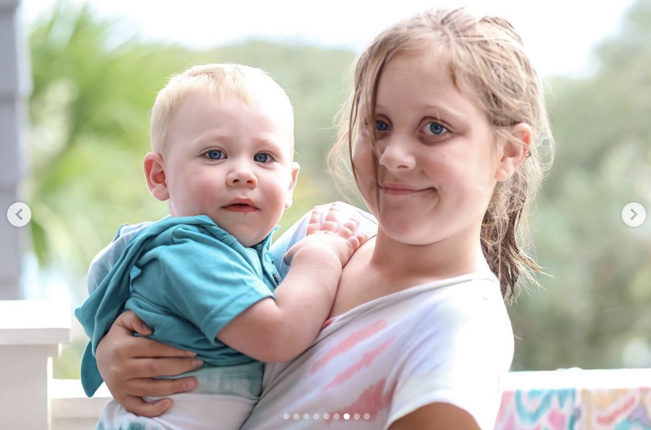 Beau avec sa grande sœur, Emma, comme on le voit dans un post daté du 24 juin 2022 | Source : Instagram/jujubdaily