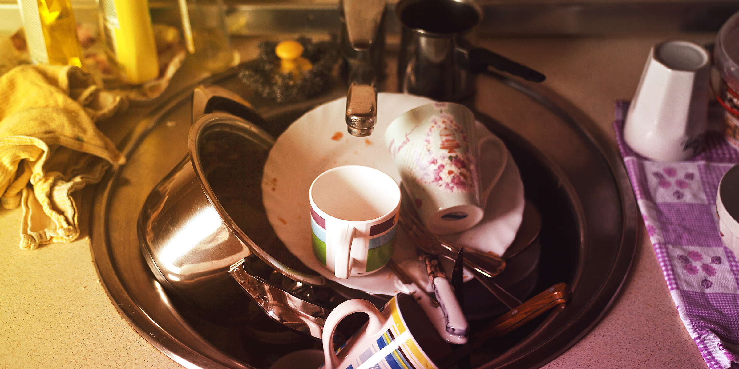 Une pile de vaisselle | Source : Flickr