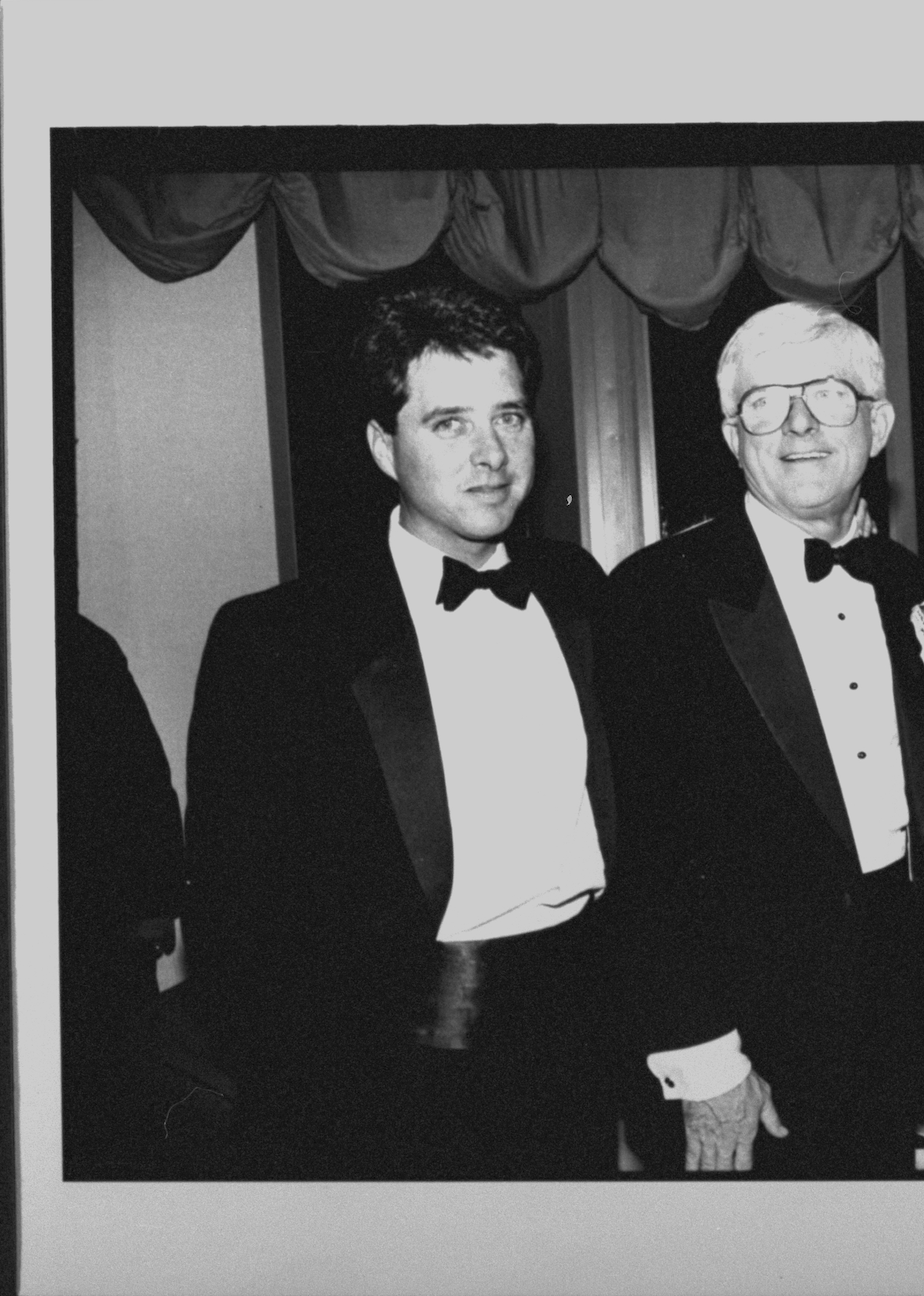 James « Jim » Donahue avec son père, Phil Donahue, vers 1992 | Source : Getty Images