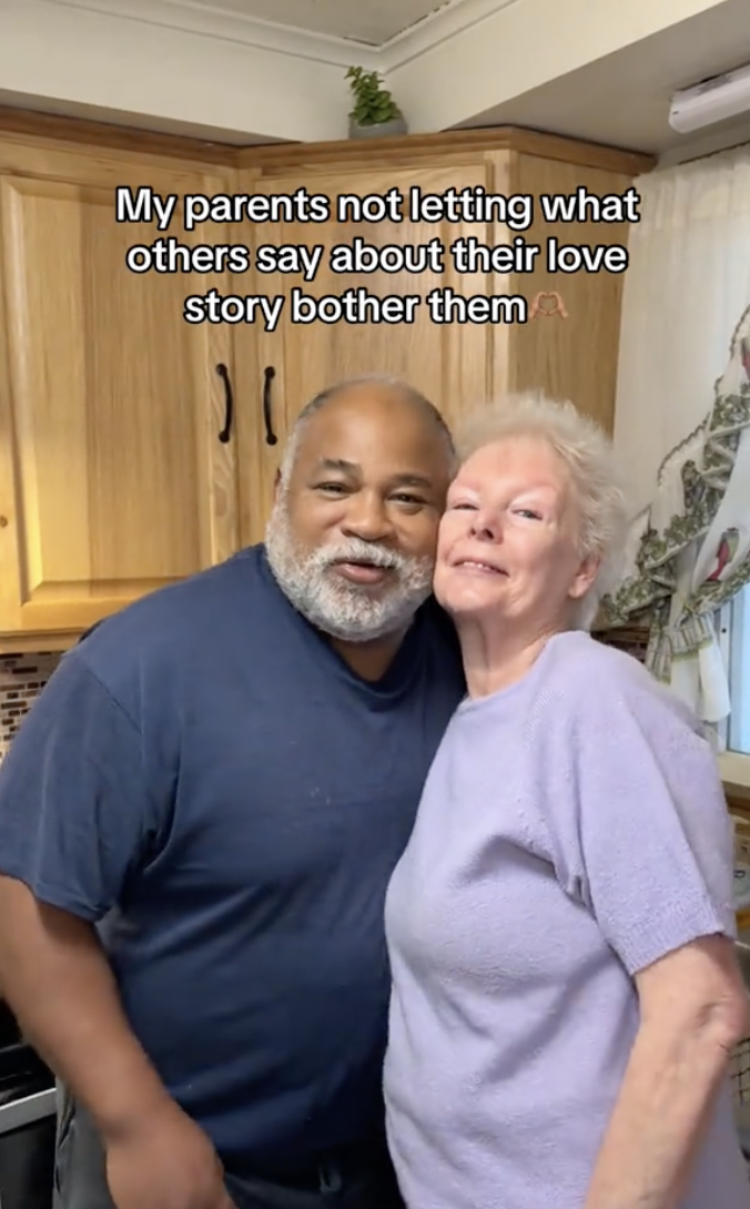 Les heureux parents d'Alicia Mae Holloway dans un clip qu'Alicia a partagé le mars 2024 | Source : tiktok/aliciamaeholloway