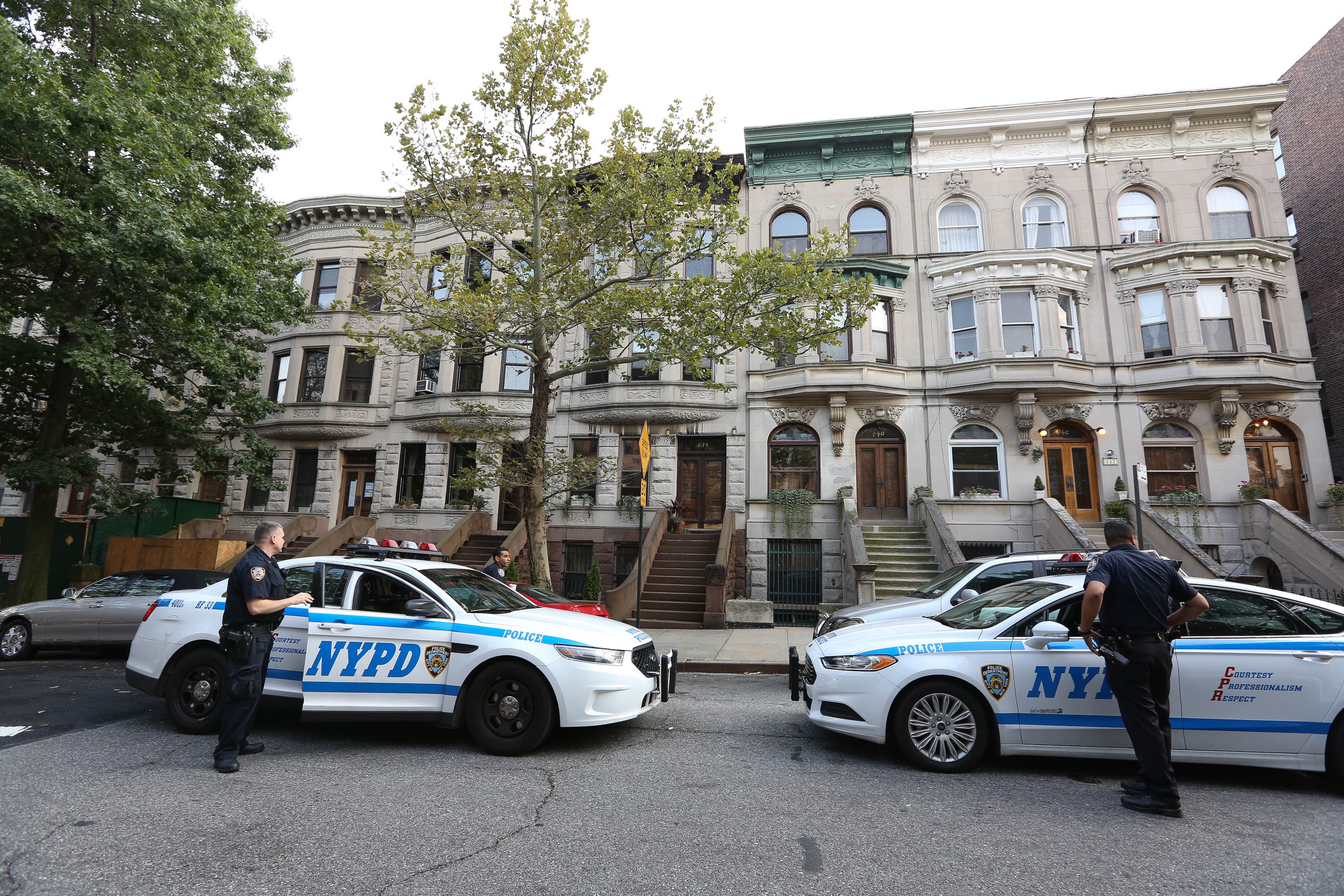 La police devant l'immeuble d'habitation d'E'Dena Hines dans le quartier de Washington Heights, le 17 août 2015 à New York | Source : Getty Images