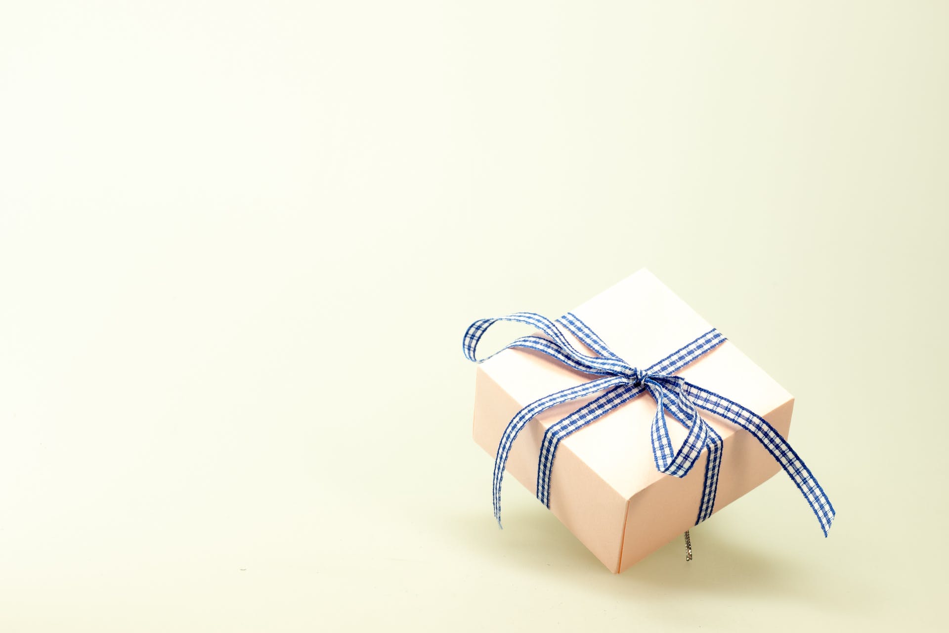 Boîte cadeau blanche avec ruban bleu. | Source : Pexels