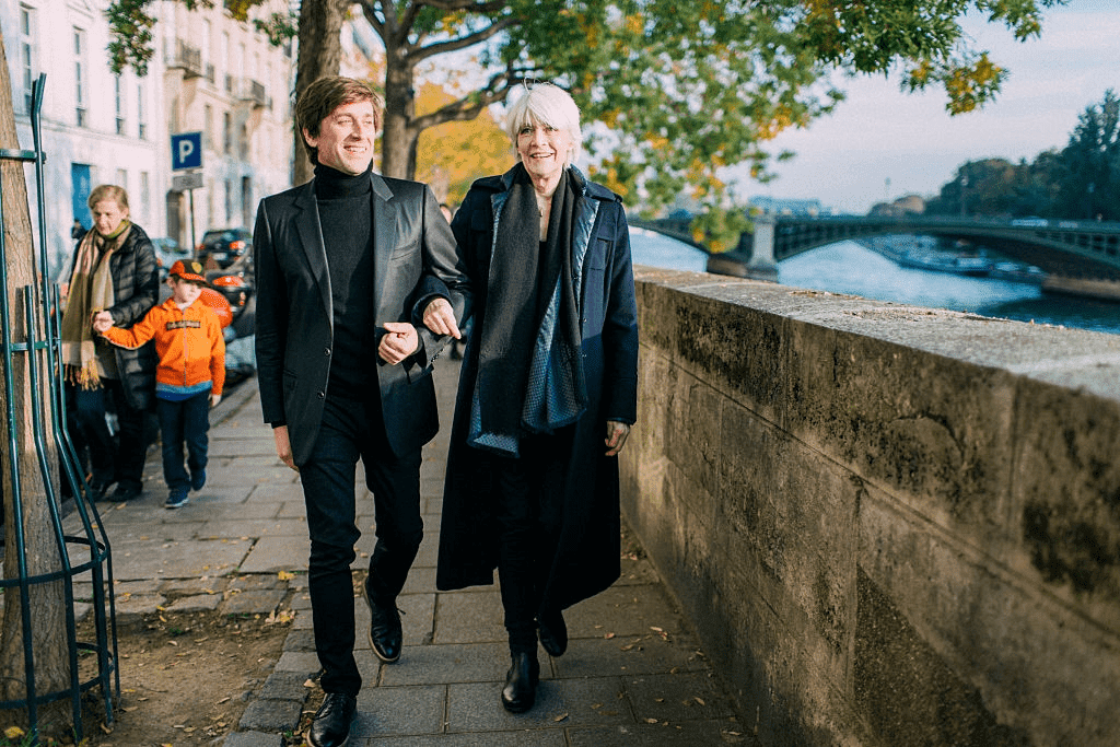 La chanteuse Françoise Hardy et Thomas Dutronc sont photographiés pour Paris Match le 1er novembre 2016 à Paris, France. | Photo : Getty Images