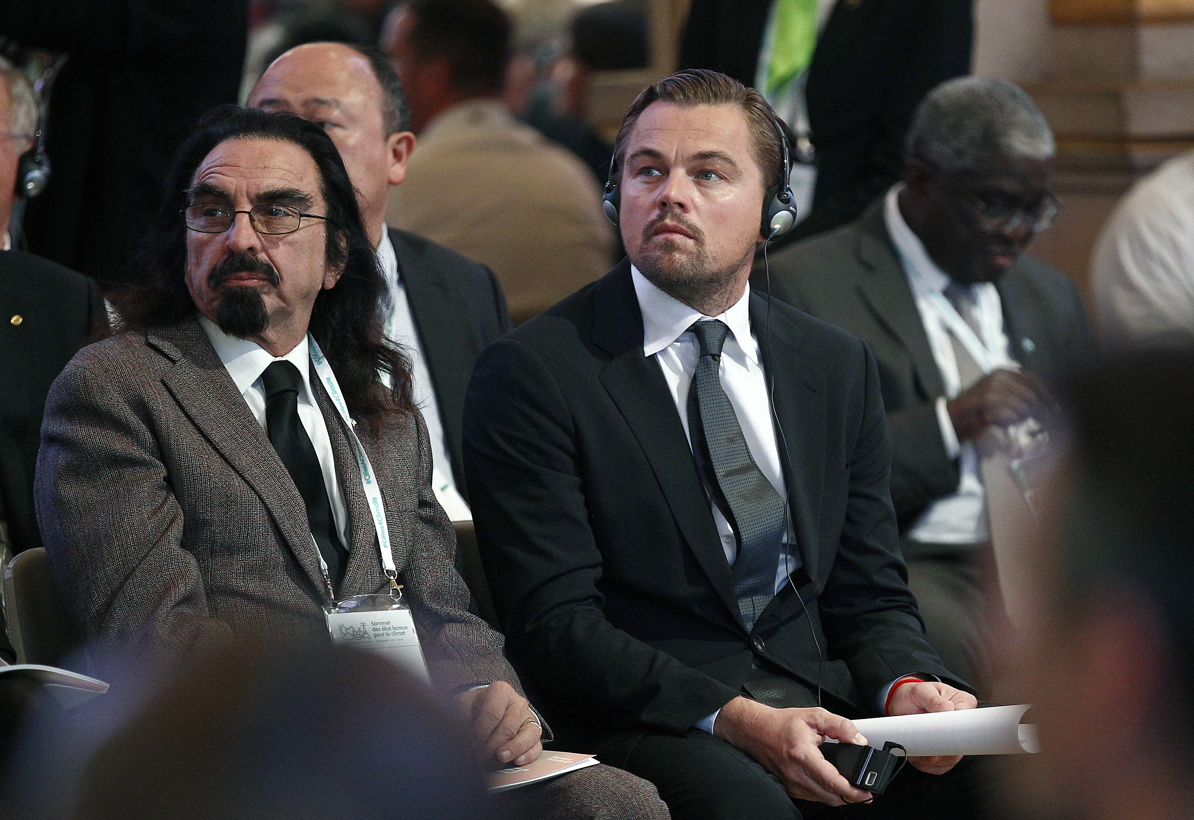 Leonardo DiCaprio et son père George DiCaprio assistent à une conférence sur le changement climatique le 4 décembre 2015 à Paris, France | Source : Getty Images