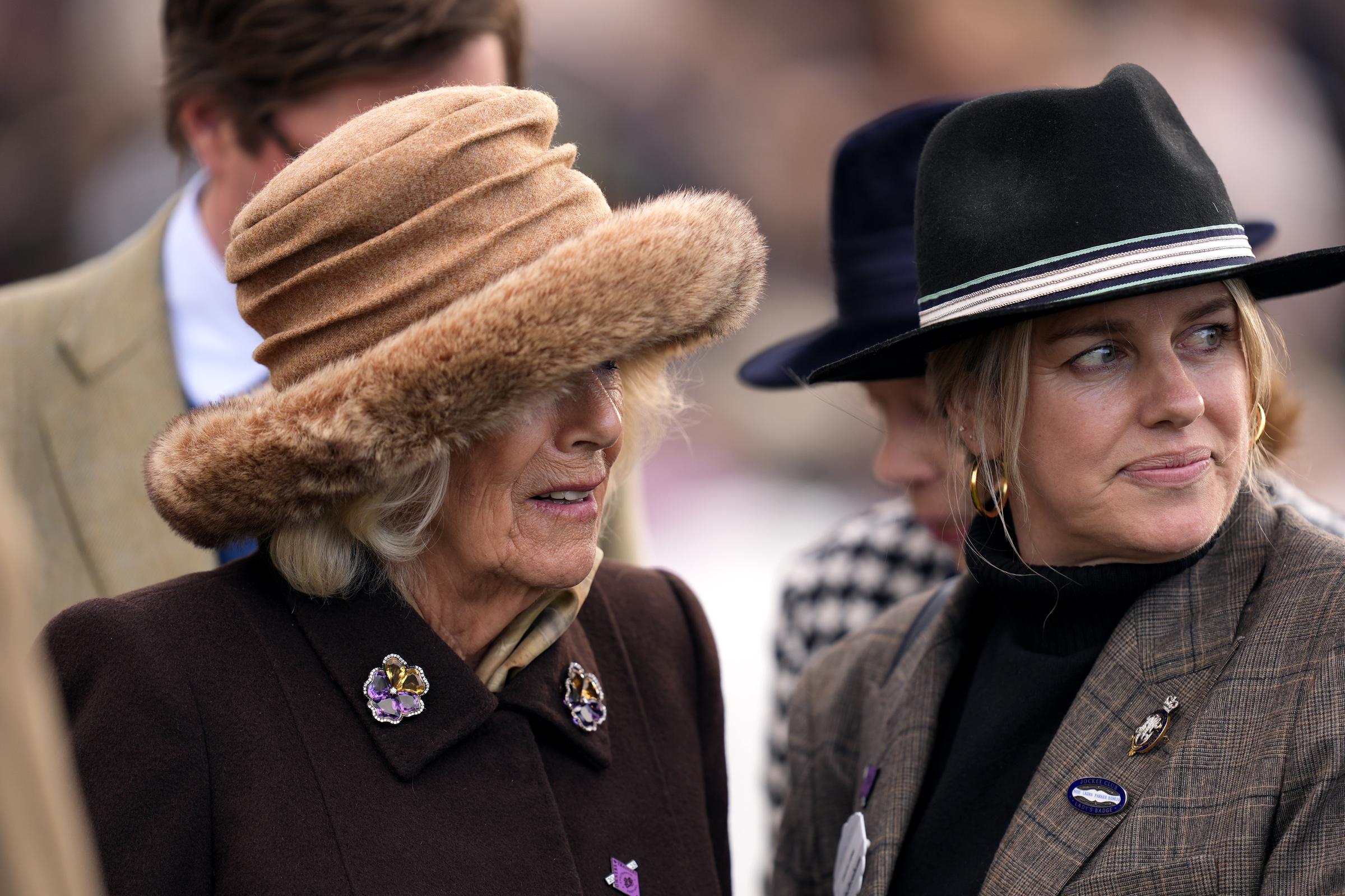 La reine Camilla avec sa fille Laura Lopes dans l'anneau de parade le deuxième jour du festival de Cheltenham 2025 à l'hippodrome de Cheltenham, le 12 mars 2025 | Source : Getty Images