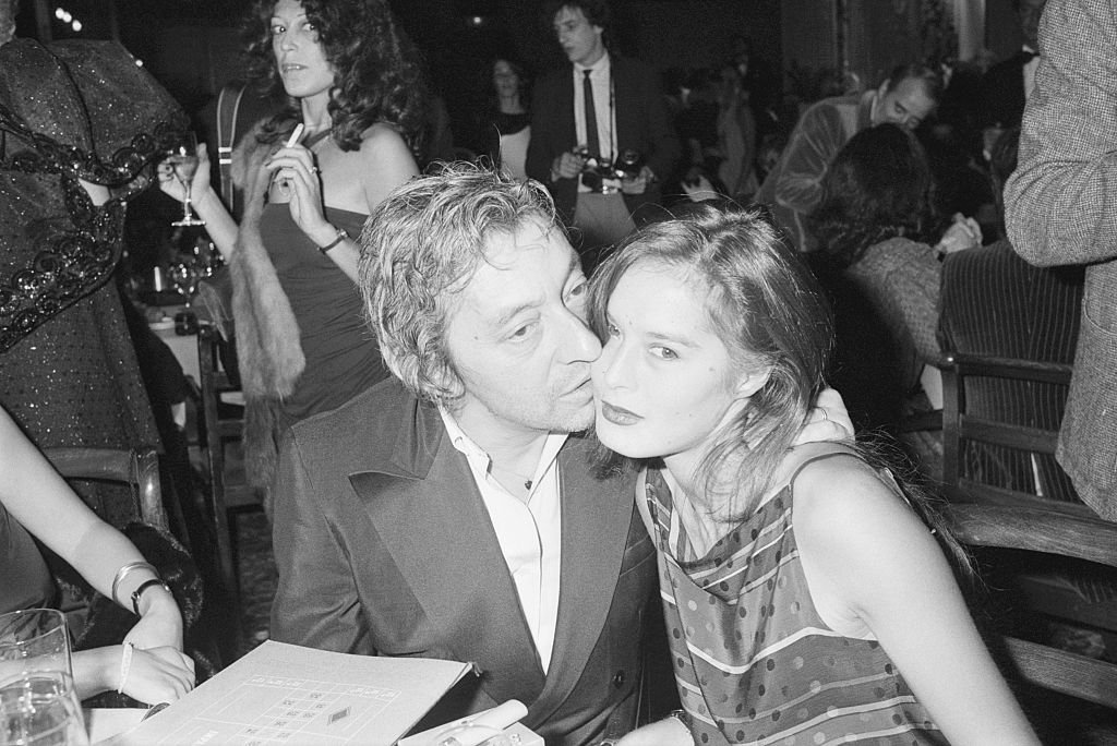 Serge Gainsbourg embrasse sa femme, l'actrice et mannequin Bambou, sur la joue. | Photo : Getty Images