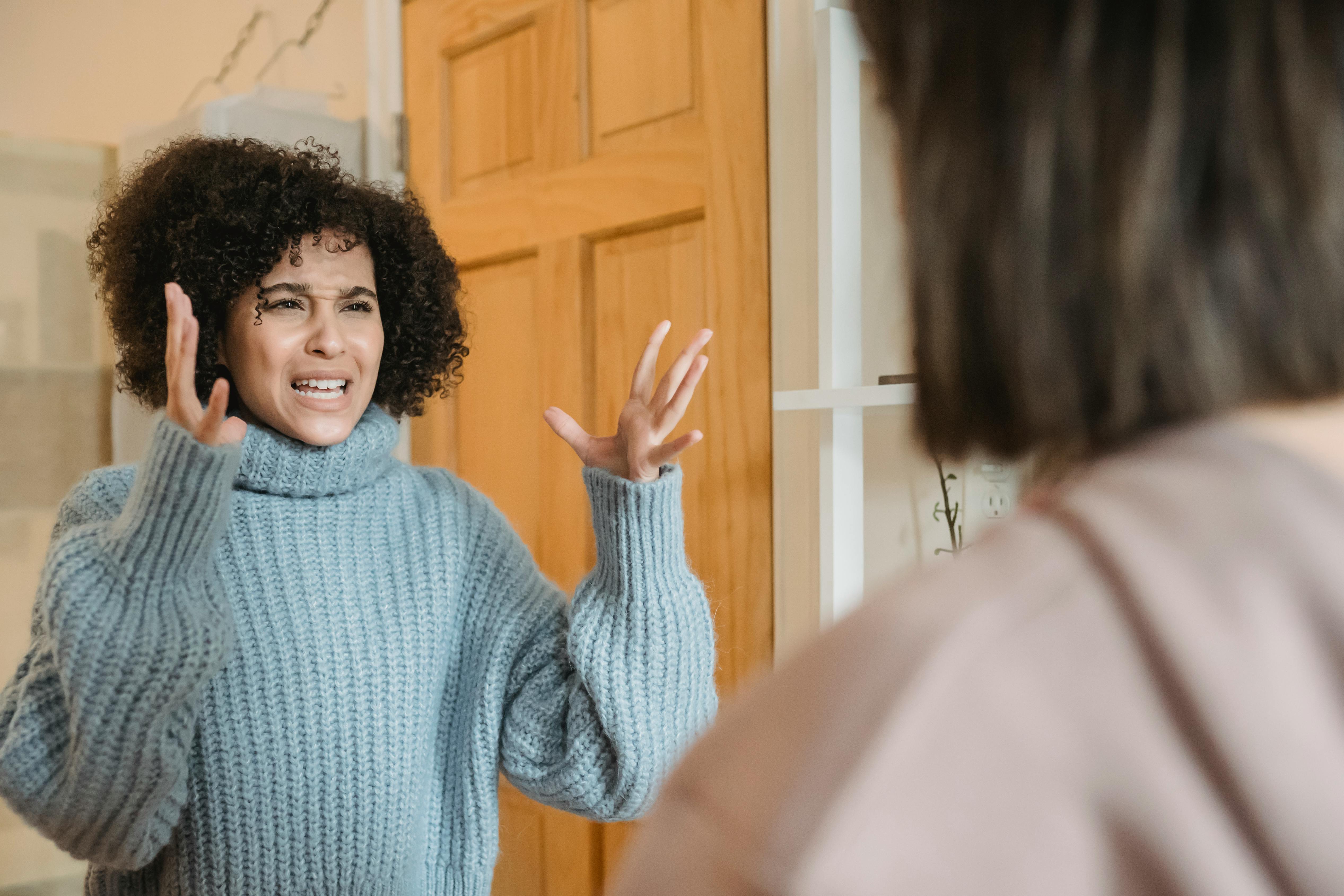 A woman in the middle of an argument | Source: Pexels