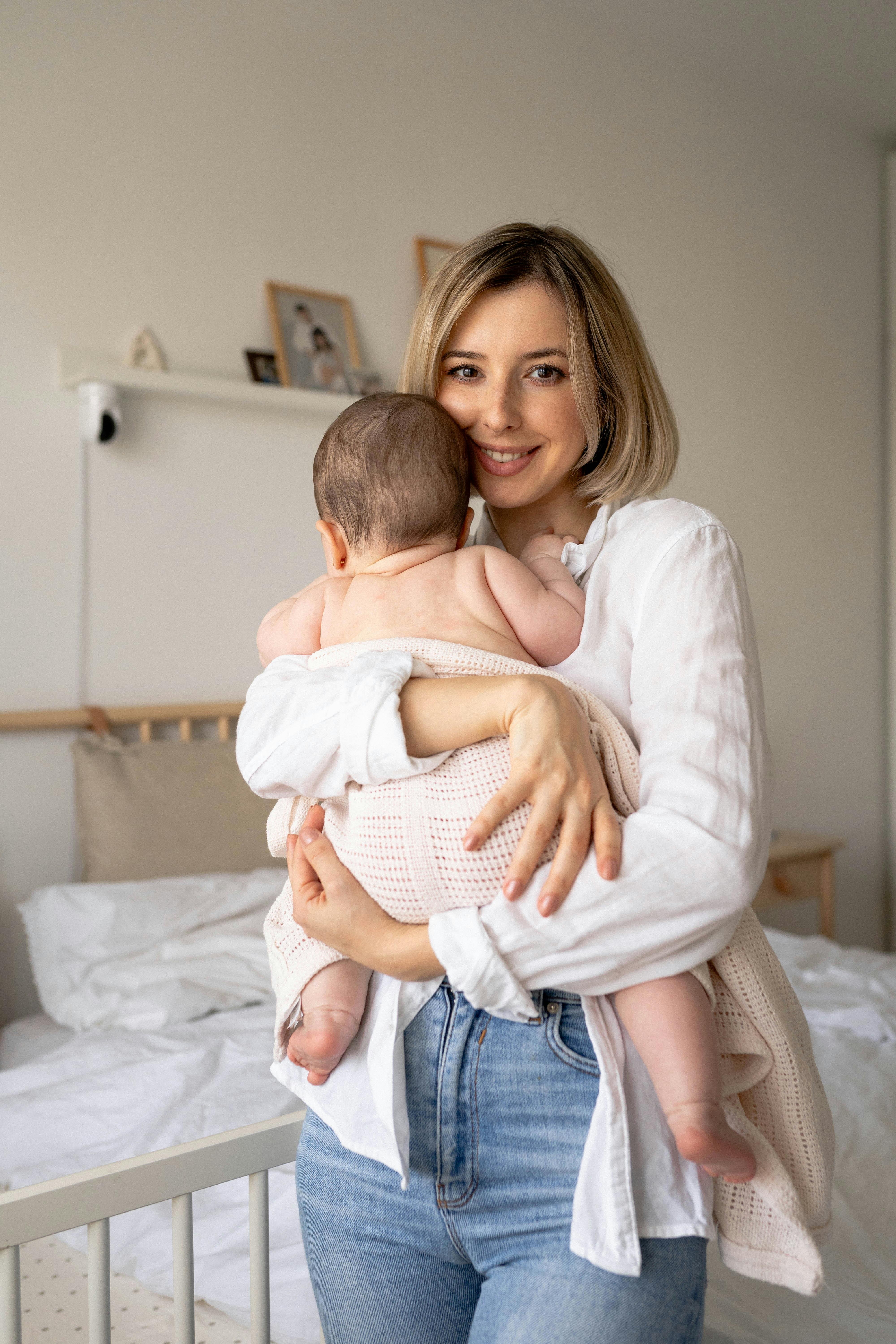 Une femme heureuse tenant son bébé | Source : Pexels