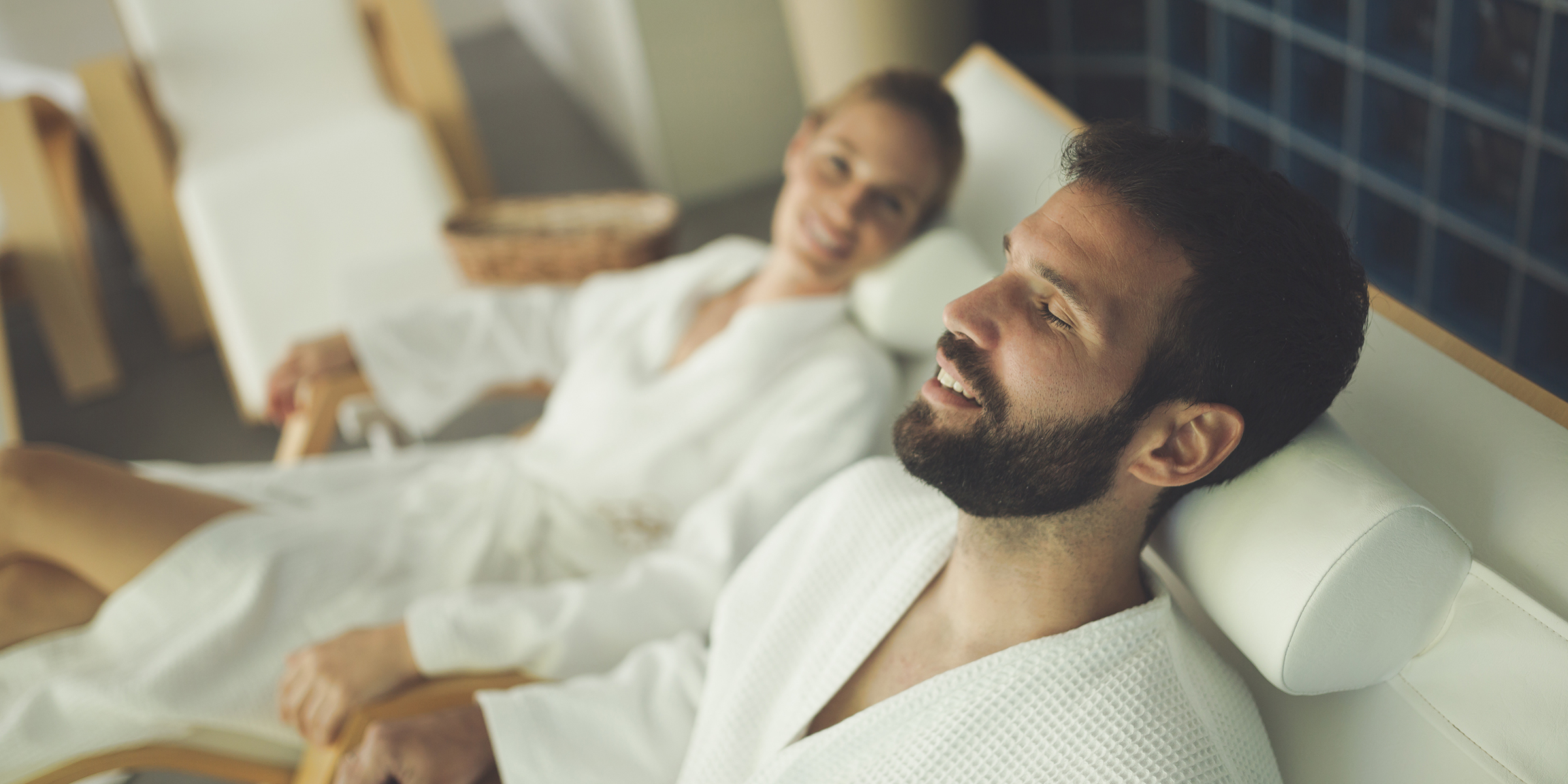 Un homme et une femme se détendent dans un spa | Source : Shutterstock