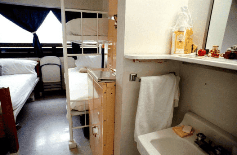 Une cellule de détenu à l'Établissement correctionnel fédéral, le 2 mars 2000, à Dublin, Californie | Source : Getty Images 