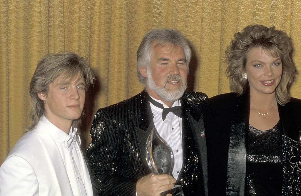 Le défunt chanteur américain avec son fils et sa fille premiers-nés lors de la 12e édition annuelle des People's Choice Awards, le 11 mars 1986, à Santa Monica, en Californie | Source : Getty Images
