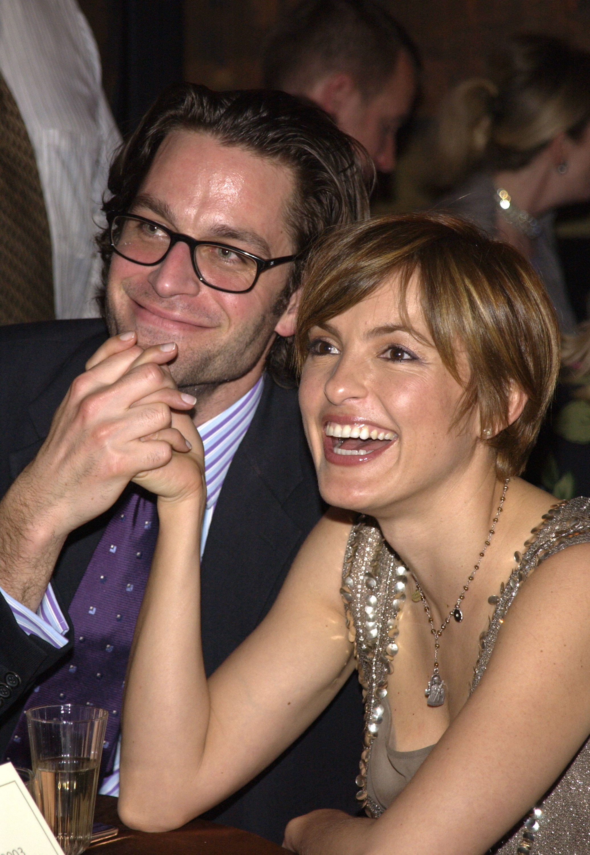 Peter Herman et Mariska Hargitay lors de la 9ème soirée annuelle de visionnage des Oscars organisée par Entertainment Weekly à New York le 23 mars 2003 | Source : Getty Images