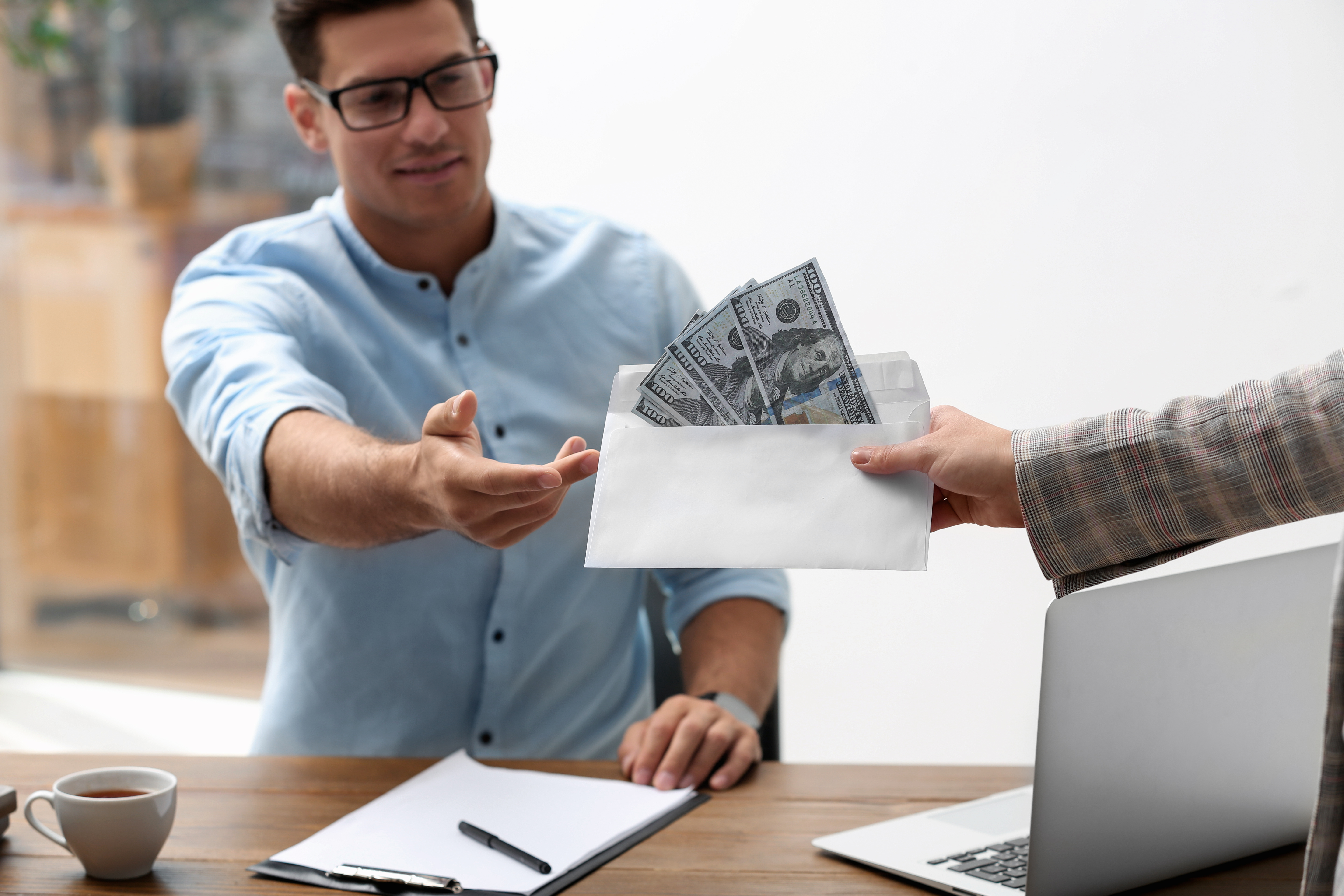 Ses parents ont soutenu financièrement son ex pendant cinq ans. | Source : Shutterstock