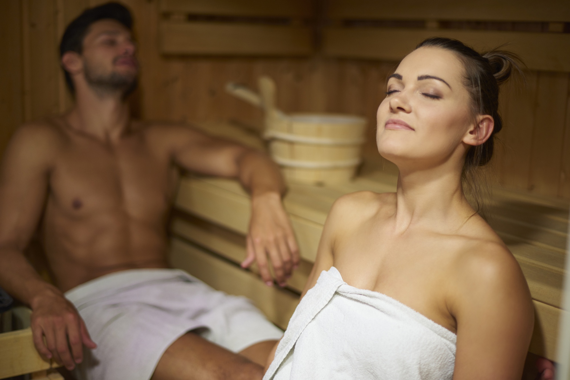 Un homme et une femme se détendent ensemble dans un sauna | Source : Freepik