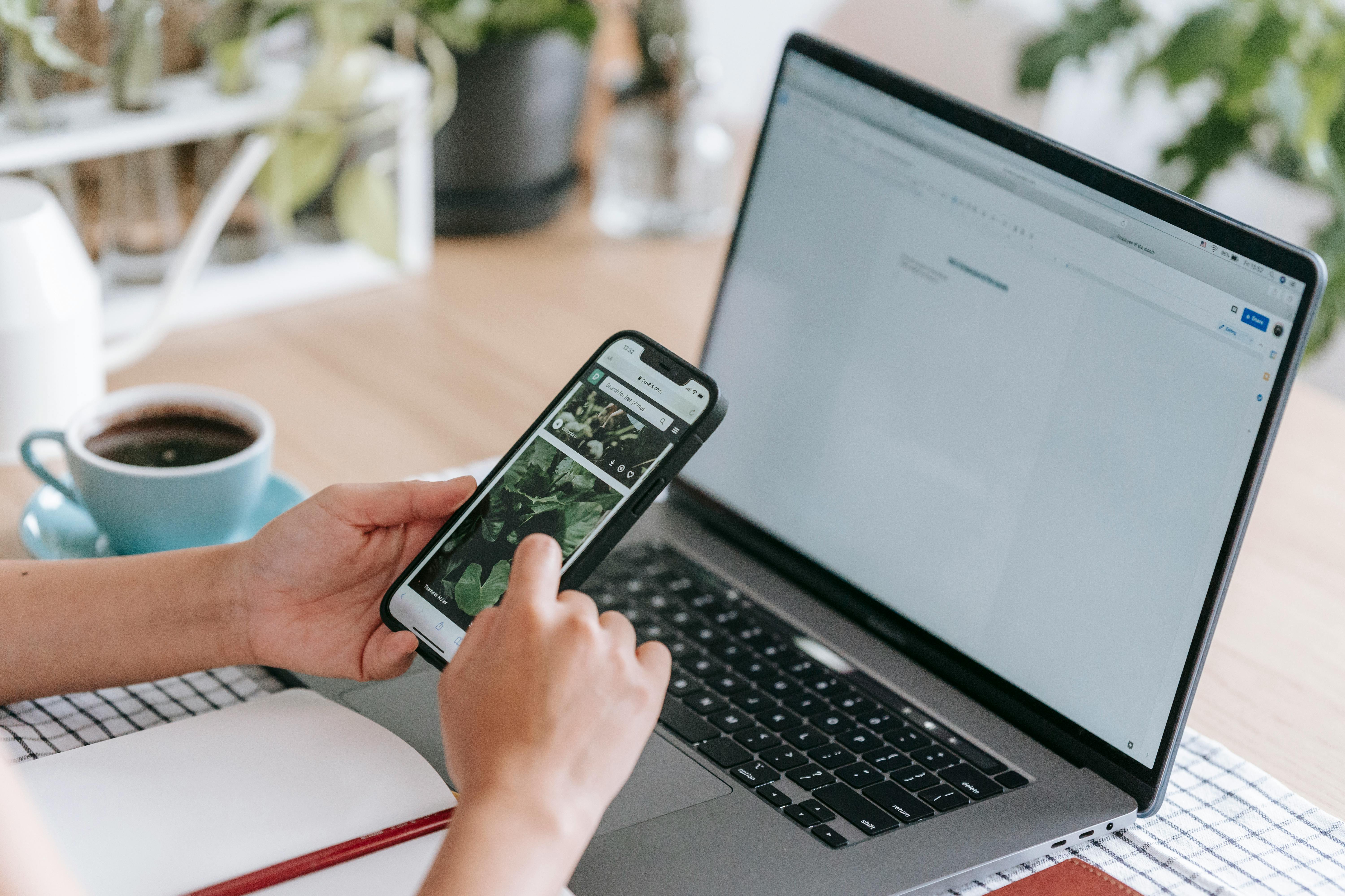 Une femme qui regarde les photos sur son téléphone | Source : Pexels