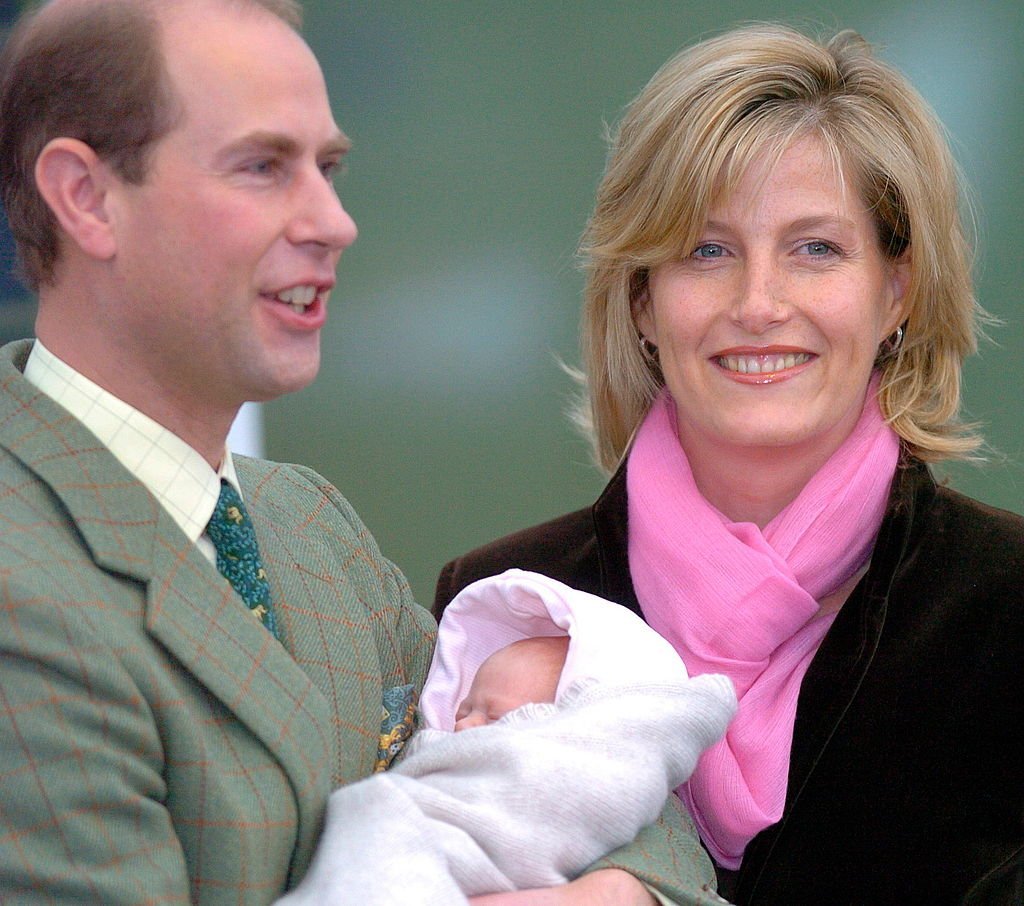 Sophie Rhys-Jones, le Prince Edward et leur fille Louise le 23 novembre 2003. l Source : Getty Images