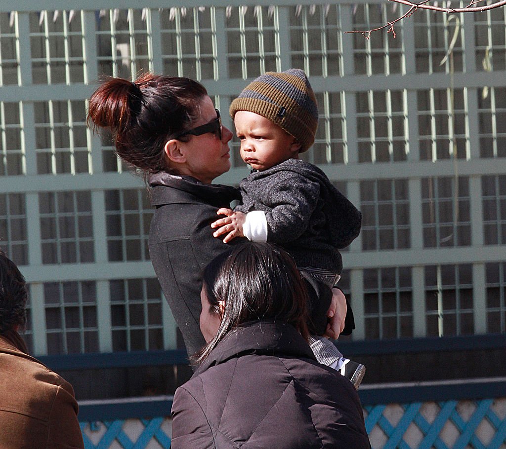 Sandra Bullock et son fils Louis se promenant dans les rues de Manhattan le 20 mars 2011 à New York. | Photo : Getty Images